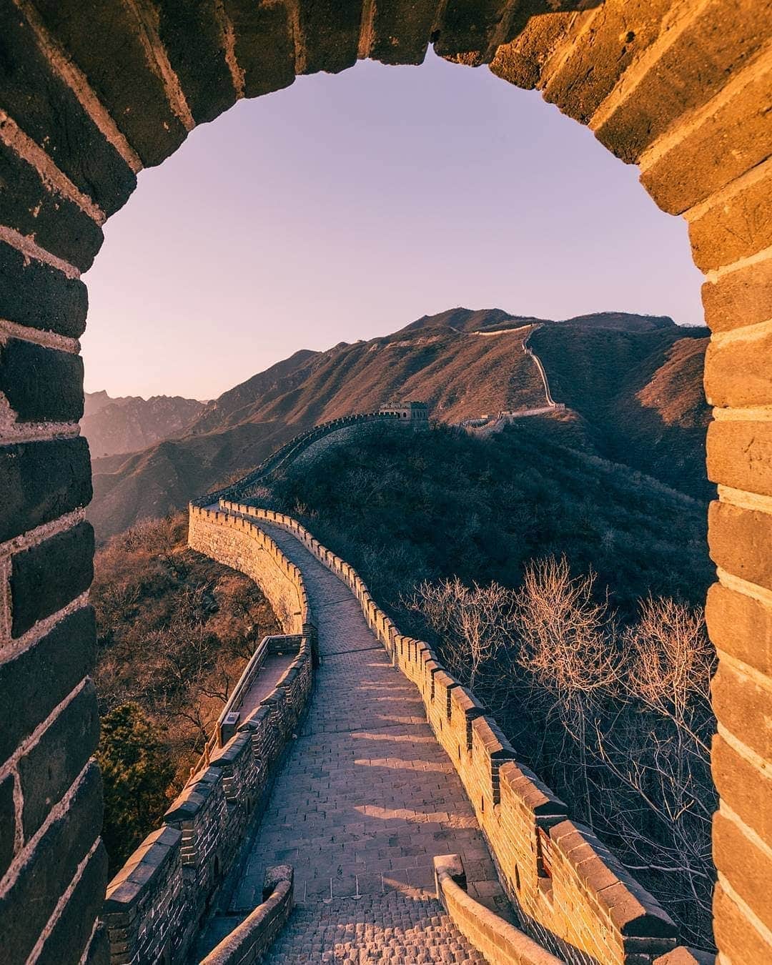 VuTheara Khamさんのインスタグラム写真 - (VuTheara KhamInstagram)「Au revoir Paris. On my way to China with #airchina 🇨🇳 // Great Wall of China during the sunset, taken on my last trip in February 2017 . . #landyourdream」4月29日 0時21分 - vutheara