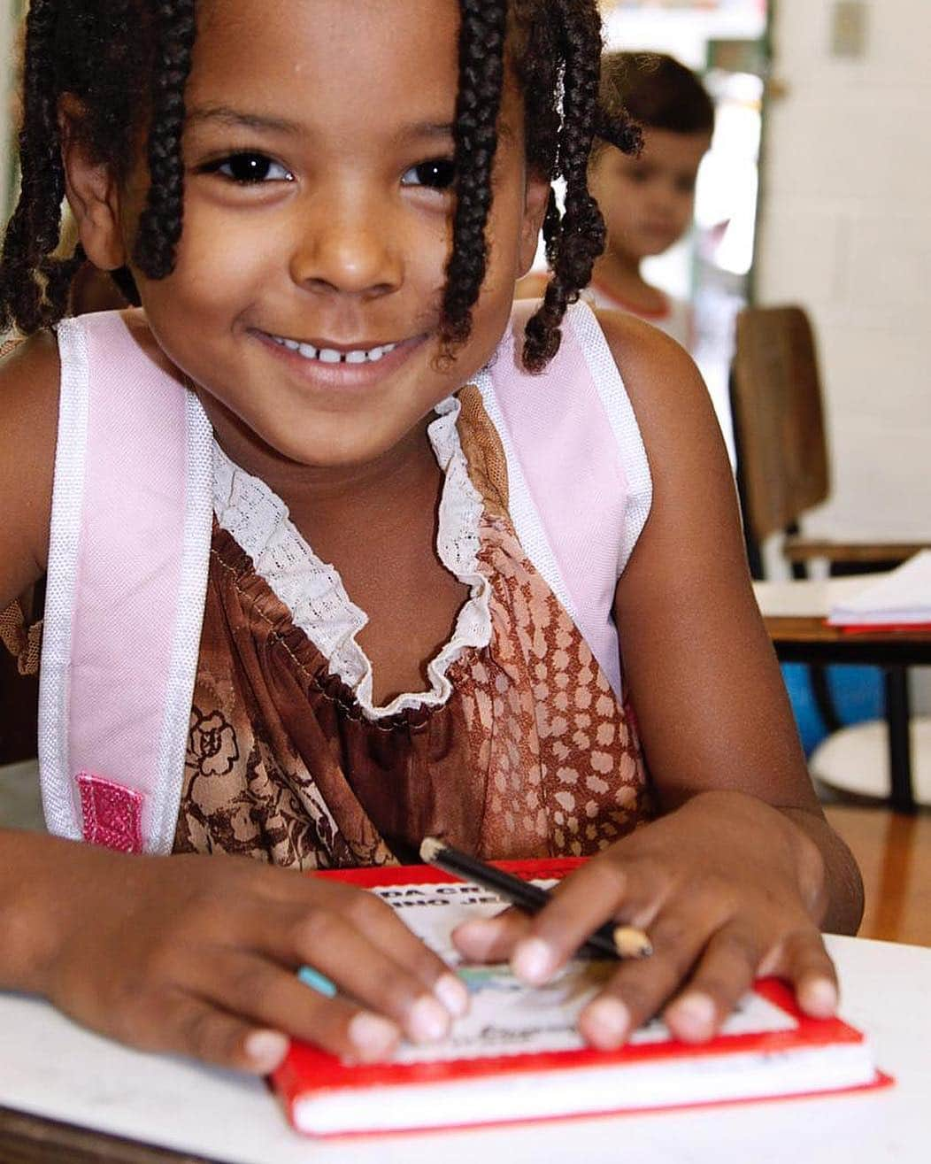 Bruno Gagliassoさんのインスタグラム写真 - (Bruno GagliassoInstagram)「Hoje é o Dia Mundial da Educação, e eu estou com o @unicefbrasil para garantir o direito de cada menina e cada menino a estudar, aprender e se desenvolver. 👩🏽‍🏫👦🏻 📚 👧🏾 O UNICEF está no Brasil e em mais 190 países trabalhando pela educação, saúde e proteção das crianças e dos adolescentes, principalmente dos mais vulneráveis. Junte-se a nós! Na bio, o link para quem quiser fazer parte dessa corrente de amor. 💙🙏🏻🌻 #paracadacriança, educação de qualidade.」4月29日 0時24分 - brunogagliasso