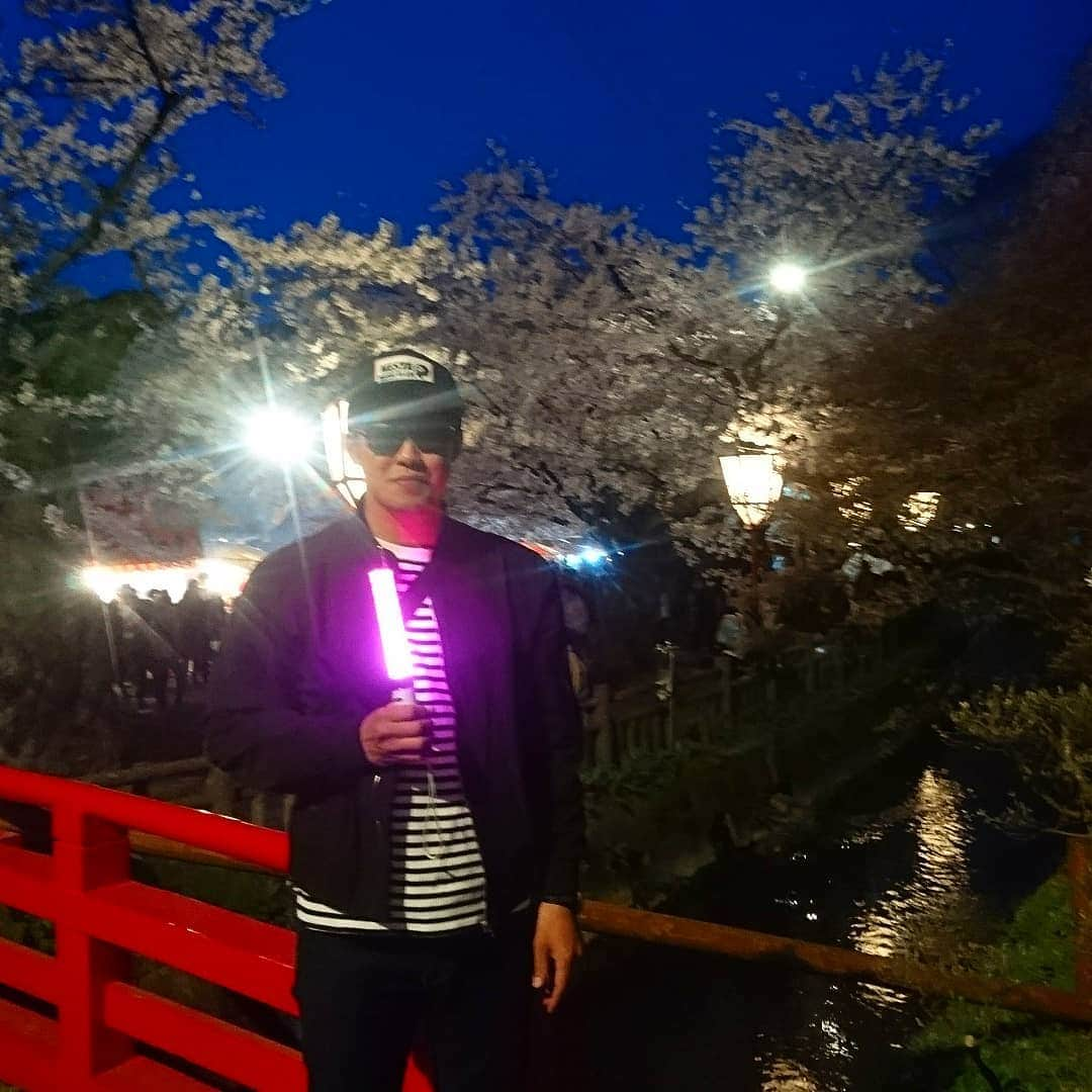 新山大さんのインスタグラム写真 - (新山大Instagram)「101回目の桜のあとは弘前城の桜を観るに限るね🌸🌸🌸 #Hirosaki #cherryblossom #beautiful #RINGOMUSUME #SHIPMENTLIVETOUR2019 #101st #SAKURA #Aomori #無駄にペンライトとタオルを身につけて行ったよ #ついでにダサいサングラスもかけていったよ」4月29日 0時31分 - dai_niiyama