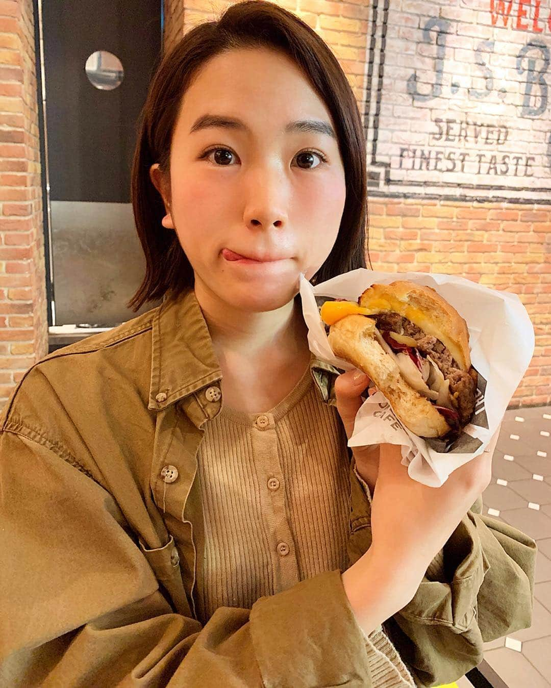 由利華さんのインスタグラム写真 - (由利華Instagram)「🍔﻿ だっっいぶ前のハンバーガー🍔﻿ 最後の写真﻿ 口パンパンでネタでしかない😷😷﻿ ﻿ 食べる事ってほんまに人を元気にして﻿ 幸せにするよなぁ﻿ 美味しいもの毎日食べれる生活して見たい👣﻿ ほんで自分もご飯みたいに﻿ 誰かに元気与えれる人になりたいなぁ！﻿ ﻿ GW出掛ける方は楽しんでね！﻿ お仕事の方はふぁいとです！！﻿ そして令和から﻿ またよろしくお願いします🤲🤲」4月29日 0時32分 - yurippe0804