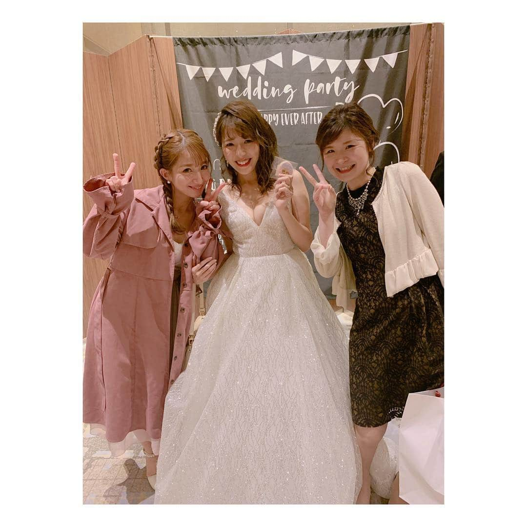 辻希美さんのインスタグラム写真 - (辻希美Instagram)「🌸８７年組🌸 大好きっ(灬˘╰╯˘灬)💕💕✨✨ #友達 #13年の仲 #87年組 #ゆづか #ゆったん #結婚式 #💒 #幸せ #可愛かった #綺麗だった #可愛いって何回言ったかわからない #感動で何回泣いたかわからない #幸せそうなゆづか見て私まで幸せ #おめでとう #本当におめでとう #happywedding #末永くお幸せに  #😘💕」4月29日 0時36分 - tsujinozomi_official