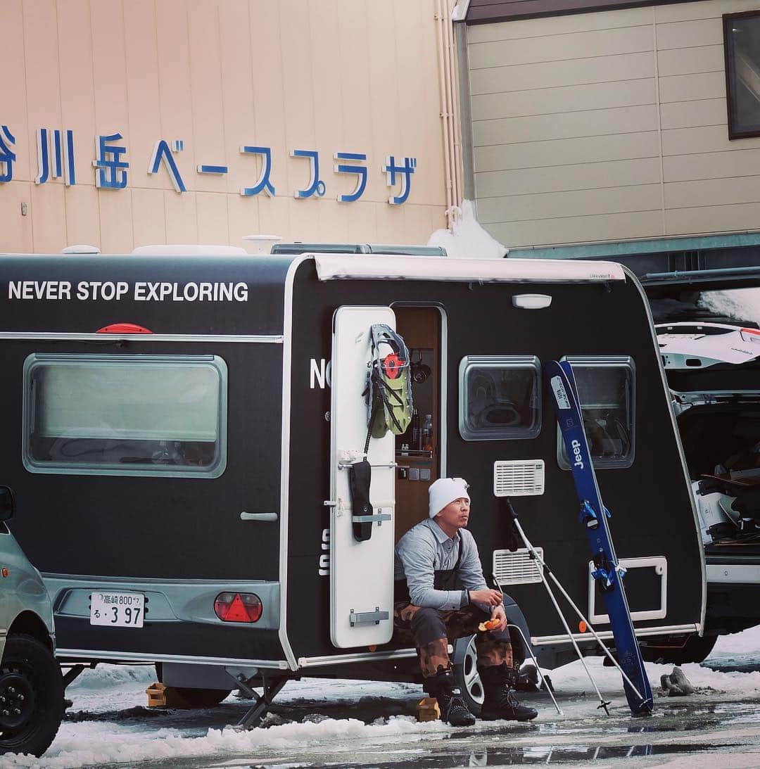 佐々木明さんのインスタグラム写真 - (佐々木明Instagram)「山の天気は良く変わるから。 本当に良く変わる。 チャンスいつ来るか予想は出来ても保証はできないから、寄り添う方法を考えたらこうなってね。まぁ天神にお邪魔させてもらうようになって色々刺激と変化をもらってます。  これからもこのスタイルだね。 お山のお天気に寄り添って来たるタイミングにすぐアタック出来るように🙏🧘‍♂️ #neverstopexploring #tnfjp #trailerhouse #mobilehouse #mobilehome #trailerlife #travel #trip #traveltrailerlife #thenorthface #旅行  #旅 #キャンピングカー #キャンピングトレーラー  #carlife #thenorthfacejapan #tnfjp #ひとり旅 #独り」4月29日 0時36分 - akiraexploring