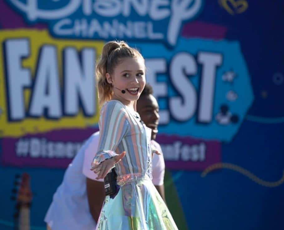 Ruby Rose Turnerさんのインスタグラム写真 - (Ruby Rose TurnerInstagram)「this smile isn’t leaving my face for a minute❤️i loved being able to perform for the #disneychannel fans you guys are the BEST !!!!」4月29日 0時37分 - rubyroseturner