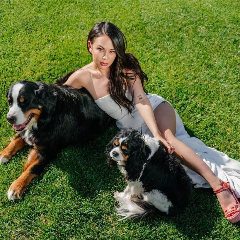 ジャネル・パリッシュさんのインスタグラム写真 - (ジャネル・パリッシュInstagram)「Have you ever seen me living my truth more than this? Just surrounded with dogs. Living my best life.」4月29日 0時51分 - janelparrish