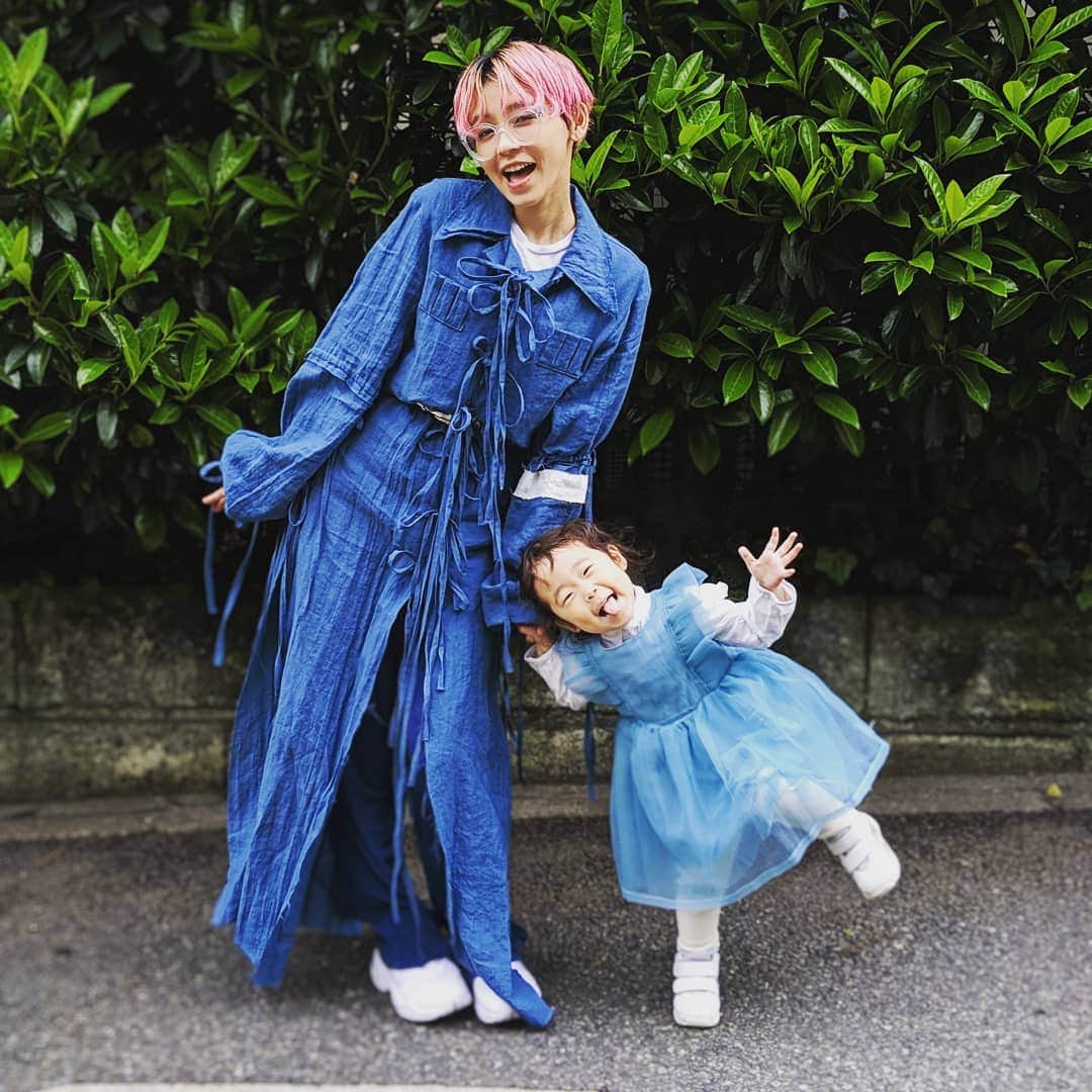 家入一真のインスタグラム：「ずっとこの調子だから散歩が進まない」