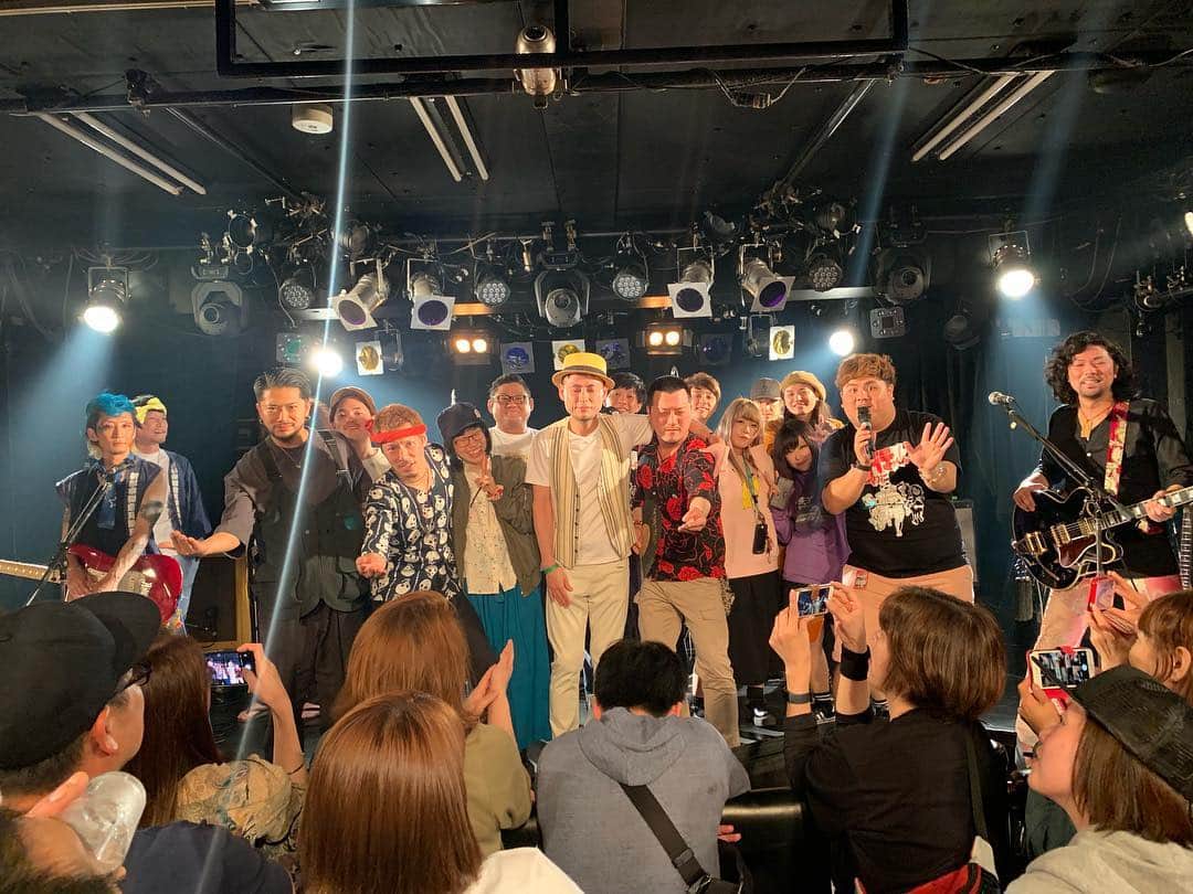 池田真一のインスタグラム：「踊りに行けへんありがとうございました！ めちゃくちゃ楽しかった！ 最後まで盛り上がってくれた皆さんありがとうございました！ 2枚目の写真はエンディングのなにわスワンキーズです！ なにわスワンキーズまだまだ若いなぁ〜！」