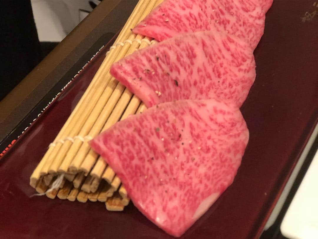 SHINOBUさんのインスタグラム写真 - (SHINOBUInstagram)「にくにくにーくぅー 平成最後 高級にくぅー🍖 おいちかった！ #肉 #焼肉 #激うま」4月29日 0時47分 - shino_boo81