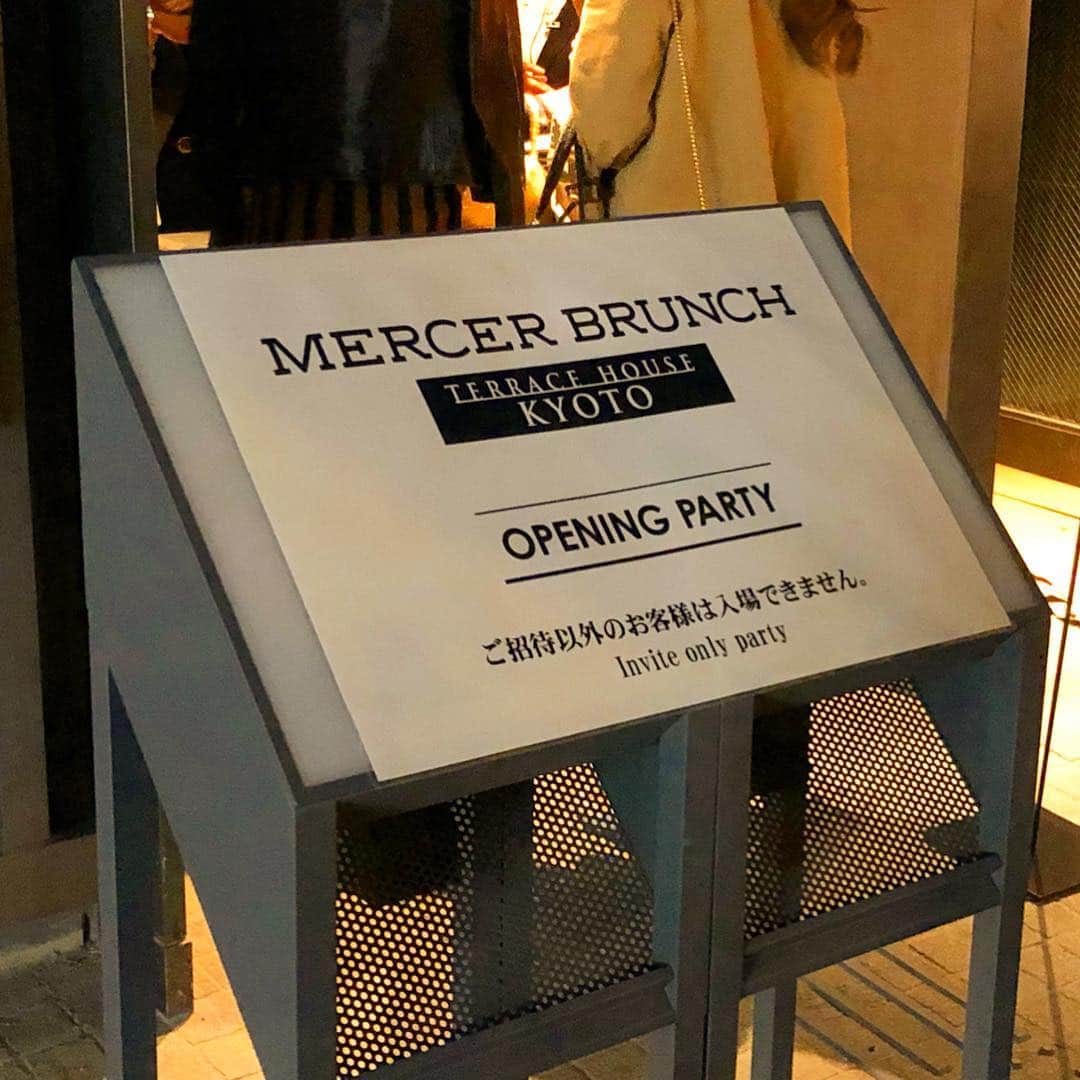 鈴木絢子さんのインスタグラム写真 - (鈴木絢子Instagram)「・ ・ マーサーカフェがついに、、、 京都三条、鴨川沿いに 5/1オープン！ 本日はレセプションパーティーへ🎉 ・ 恵比寿に誕生してから早10年。 みるみる店舗が増えていき、、 オーナーお二人の手腕は本当に尊敬します🤲✨ ・ #マーサーブランチ #テラスハウス京都 では、 #ホテルの朝食 的なNYスタイル メニュー✨ 夜は#高級食材をカジュアルに食す をテーマにした、 #NYイタリアン を展開✨ ・ お料理も雰囲気だけでなく、 カフェと謳うだけに#デザートメニュー も豊富で かなり美味しいのですが💡 ・ さらにこの#鴨川沿い のロケーションとあれば、、 最強の癒し＆#デートスポット ですね😆✨ ・ ・ ・ #マーサーブランチテラスハウスキョウト #マーサーカフェ #MERCERBRUNCHTERRACEHOUSEKYOTO #京都ブランチ #鴨川ランチ #鴨川テラス #鴨川一望 #京都 #鴨川 #おいらん #舞妓さん #kyotojapan #kimono #colorful #riverside #reception #party #🍽」4月29日 0時49分 - ayako_suzuki810