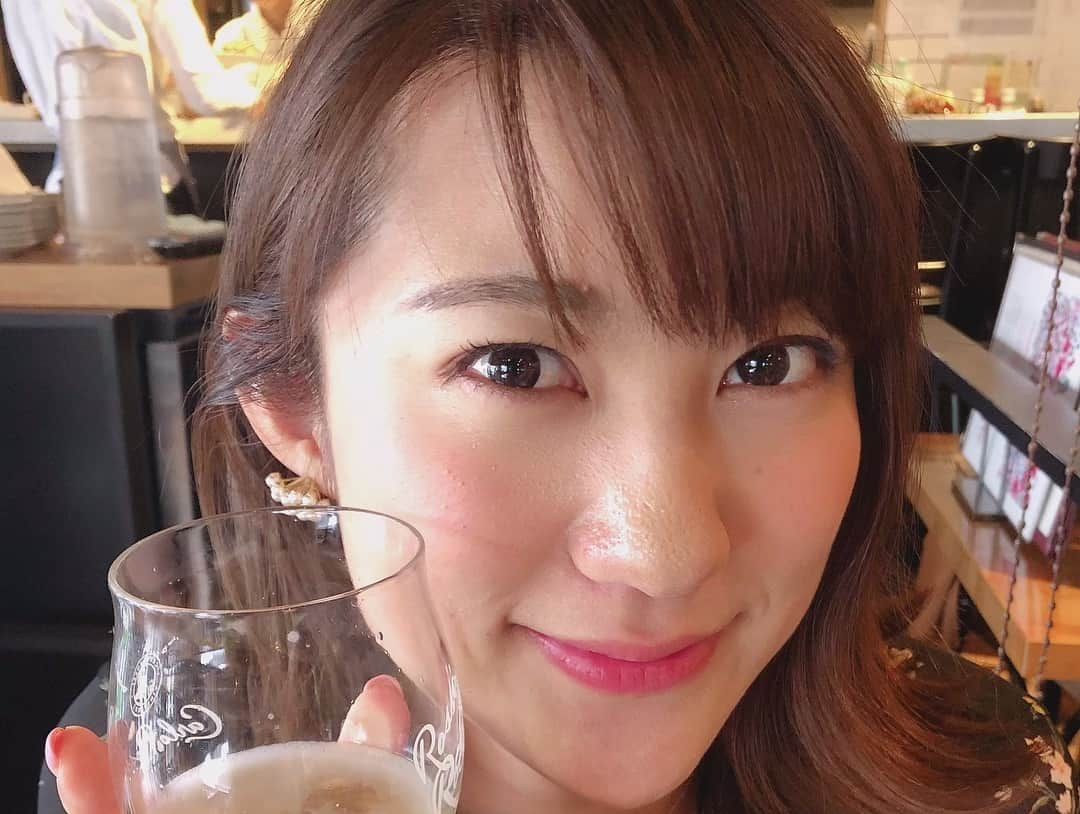 馬場ももこさんのインスタグラム写真 - (馬場ももこInstagram)「大好きな北村まあさ先輩🥰❤️﻿﻿ ﻿﻿ お昼からクラフトビールで乾杯🍻💕﻿﻿ 最高なのであった。🥳🥳﻿﻿ ﻿﻿ ﻿﻿ テレビ金沢の局アナ時代から﻿﻿ 何度も飲みに連れて行っていただき﻿﻿ 遊んでいただきたくさん楽しい思い出があるの🤣﻿﻿ 週に何度行ってたかわからないくらい！笑﻿﻿ 楽しくて楽しくてたまらなかった！﻿﻿ 知らない土地で不安だったのに﻿﻿ その悩みを吹っ飛ばしてくれたのよ！﻿﻿ ﻿﻿ ﻿﻿ 1番の感謝は飲んだり遊んだりではなく﻿﻿ ポンコツな私に﻿﻿ たくさん指導してくださったこと！﻿﻿ ﻿﻿ いつも中継終わって帰ってきたら﻿﻿ その中継を一緒に観て具体的に指導してくれたの。﻿﻿ 私が出来損ないで…時には厳しい指導もあった！﻿﻿ けど、あの指導がなかったら﻿﻿ 今の自分はないんだと心から思うのよね。﻿﻿ アナウンサー人生に大きく影響を与えてくれた！﻿﻿ ﻿﻿ 楽しい時だけ一緒にいるのではなく﻿﻿ 言わなくていいや！じゃなく、﻿﻿ 厳しいことを正直にはっきり伝えてくれたこと。﻿﻿ 相手への思いやりをもって向き合ってくれて﻿﻿ 多くを教えていただいた先輩に﻿﻿ 感謝しきれない…😭😭😭✨ ﻿ 影で言うのではなく面と向かって 目を見て伝えてくれる人を 大切にしなければならないと 歳を重ねる度に思う。  感謝が止まらないのよ…﻿﻿ ﻿﻿ 大好きな先輩、まあささんはテレビ東京の﻿﻿ ワールドビジネスサテライトに﻿﻿ 出演してるから観て欲しいのです！﻿﻿ ﻿﻿ ﻿これ局アナのとき言えなくて﻿﻿﻿ ずっと言いたかったこと！笑﻿﻿﻿ スッキリ！！！！🤩🤩🤩﻿﻿﻿ ﻿﻿﻿ ありがとうございました🥰﻿﻿﻿ ﻿﻿﻿ #アナウンサー#先輩#テレビ金沢#テレビ東京﻿﻿﻿ #ワールドビジネスサテライト#週末#日曜﻿#いっぱい寝た#先輩はお酒強い#先輩の前世は海賊の親分」4月29日 0時49分 - momoko.baba