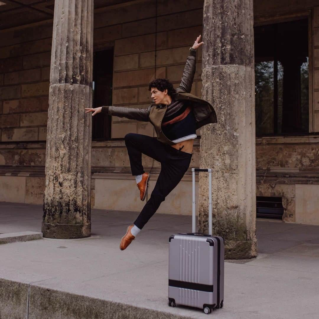 モンブランさんのインスタグラム写真 - (モンブランInstagram)「Every new city is a new stage. . Ballet principal @chapulo7 likes to connect with his travel destinations through live performance and history. During his short stop in Berlin he managed to enjoy both in the famous Museuminsel. . How do you #Reconnect2TheWorld?」4月29日 1時00分 - montblanc