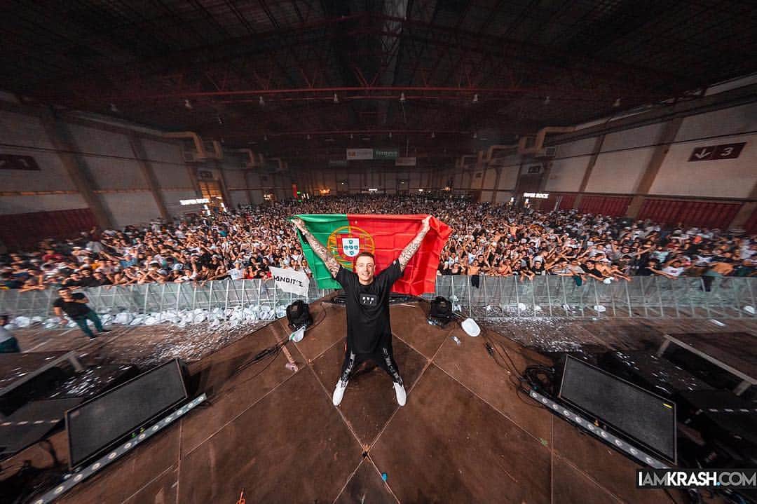 Blasterjaxxさんのインスタグラム写真 - (BlasterjaxxInstagram)「Portugal, thank you guys for an amazing show! 🙌🔥🇵🇹 Pic by: @iamkrashdotcom Festival: @radionovaera ❤️」4月29日 1時00分 - blasterjaxx