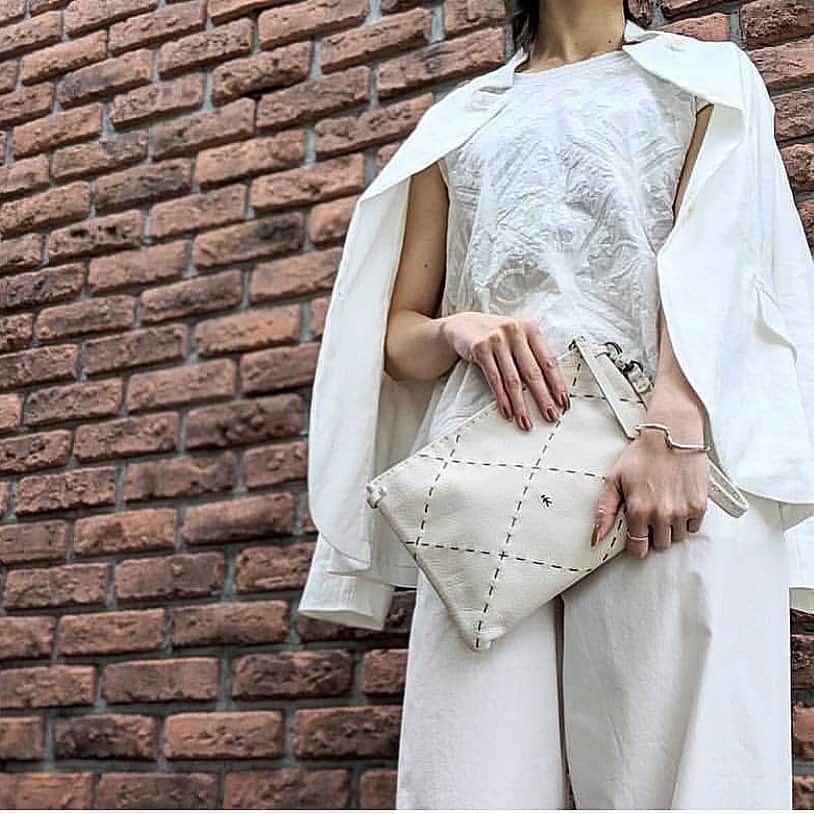 エンリーベグリンのインスタグラム：「Fashions fade, style is eternal #vegetaltannedleather#henrybeguelin#bag#madeinitaly#white#color#」