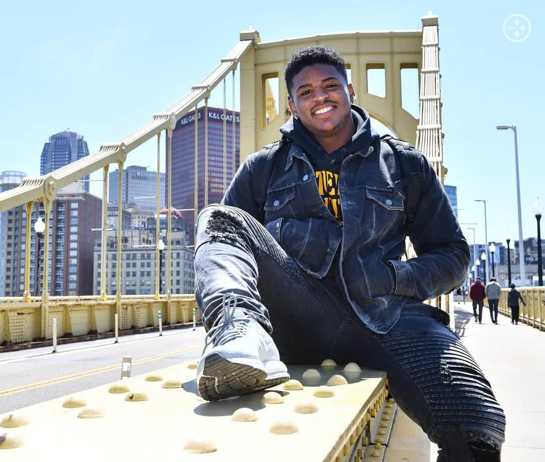 ピッツバーグ・スティーラーズさんのインスタグラム写真 - (ピッツバーグ・スティーラーズInstagram)「All smiles in Black & Gold. #SteelersDraft」4月29日 0時56分 - steelers