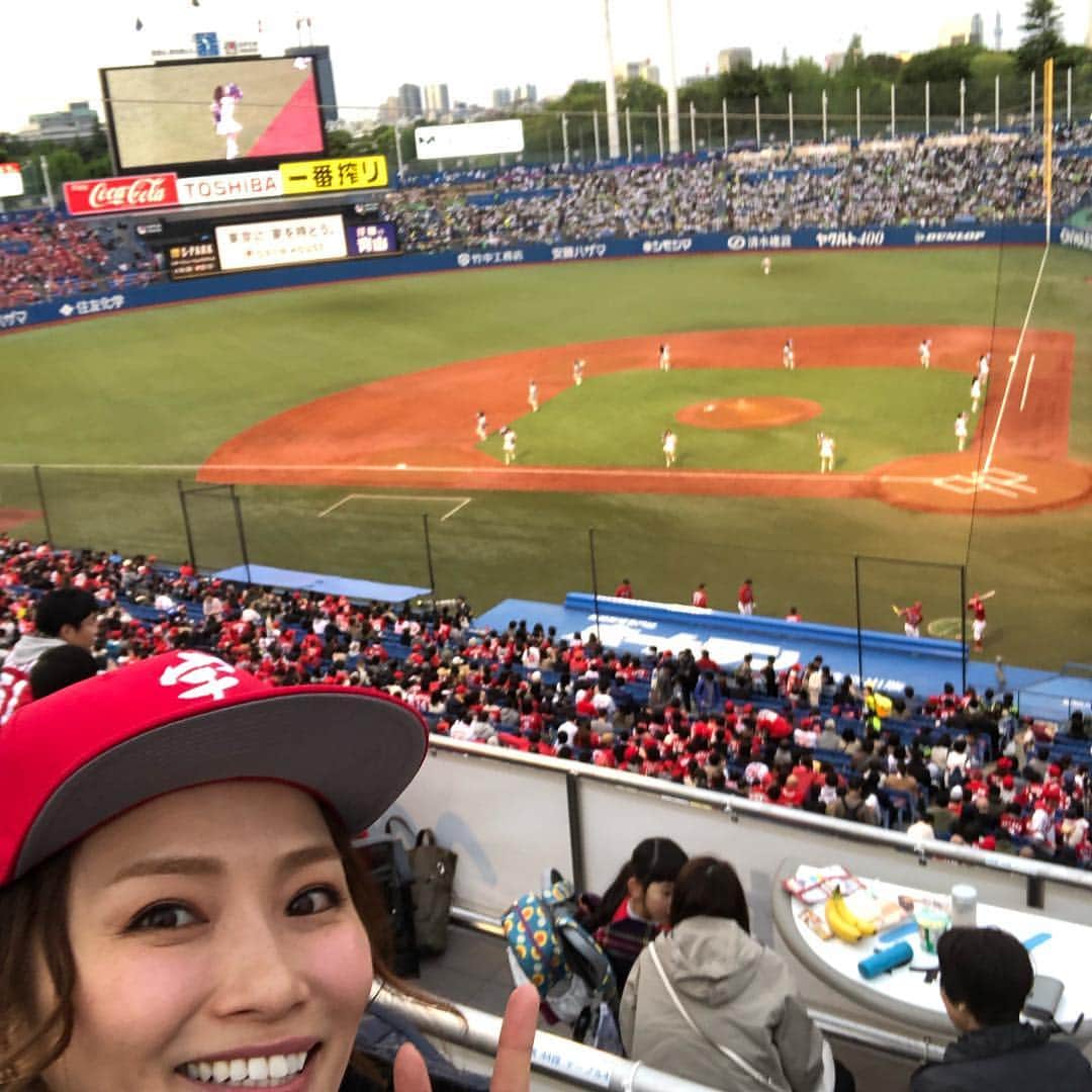 倉本康子さんのインスタグラム写真 - (倉本康子Instagram)「🌟 負けたよ。負けたけど 今日は初めて マイナビシートでの観戦 いつもと景色が違うから 楽しめちゃった。 やっぱり観戦は最高だー。 勝ったらもっと楽しいんだけど それでも、やっぱり、、、 野球は楽しいなぁ〜〜〜😭👍 #明日は勝つぞカープ  #カープ女子ではありません  #カープ女子と言われるのが嫌い #カープファンです  #carp  #今日のスワローズファンは楽しかっただろうな」4月29日 0時56分 - yasuko_kuramoto_yakko