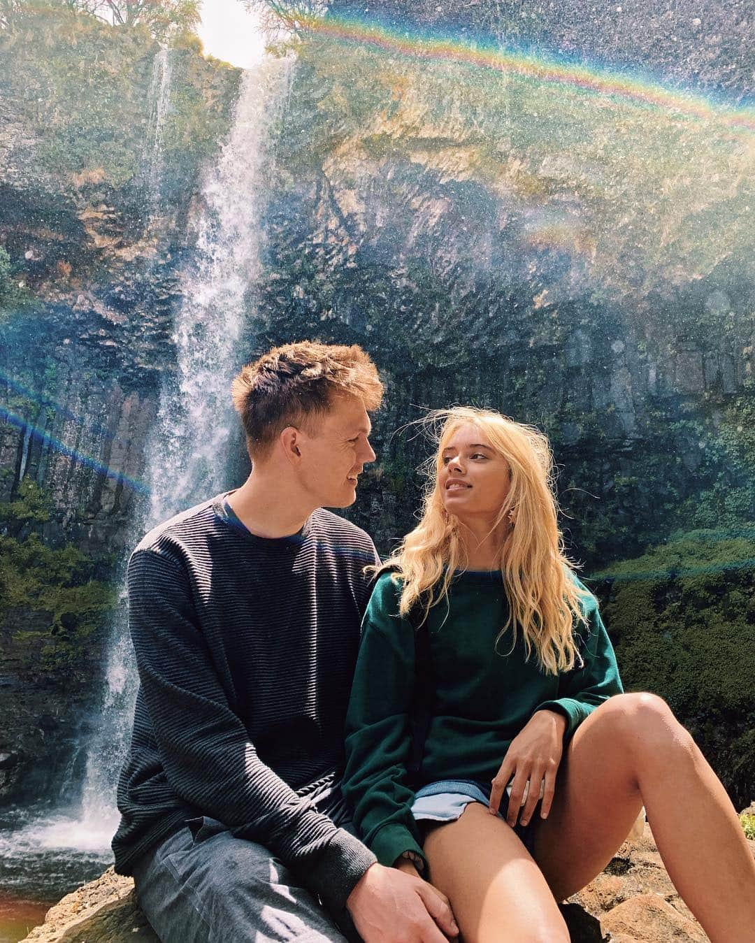 カスパー・リーさんのインスタグラム写真 - (カスパー・リーInstagram)「This would have been romantic if the waterfall didn’t make me need to pee. Thanks for taking us on this incredible trip @disneyuk @magicalkenya. It’s one of the most beautiful countries in the world!」4月29日 0時58分 - caspar_lee