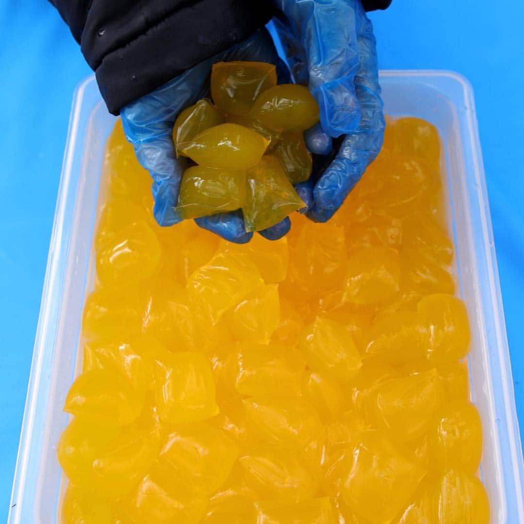 CNNさんのインスタグラム写真 - (CNNInstagram)「On Sunday, the London Marathon will become the first major race to dole out eco-friendly edible water pods instead of plastic bottles for a portion of the event. The Ooho seaweed capsules, which runners will be given at mile 23, are filled with water and biodegrade within six weeks if they're not eaten — a far cry from the 450 or more years it takes a plastic bottle to decompose. For more, go follow @cnnclimate. (📸: Charlie Crownhurst/Getty Images)」4月29日 0時58分 - cnn