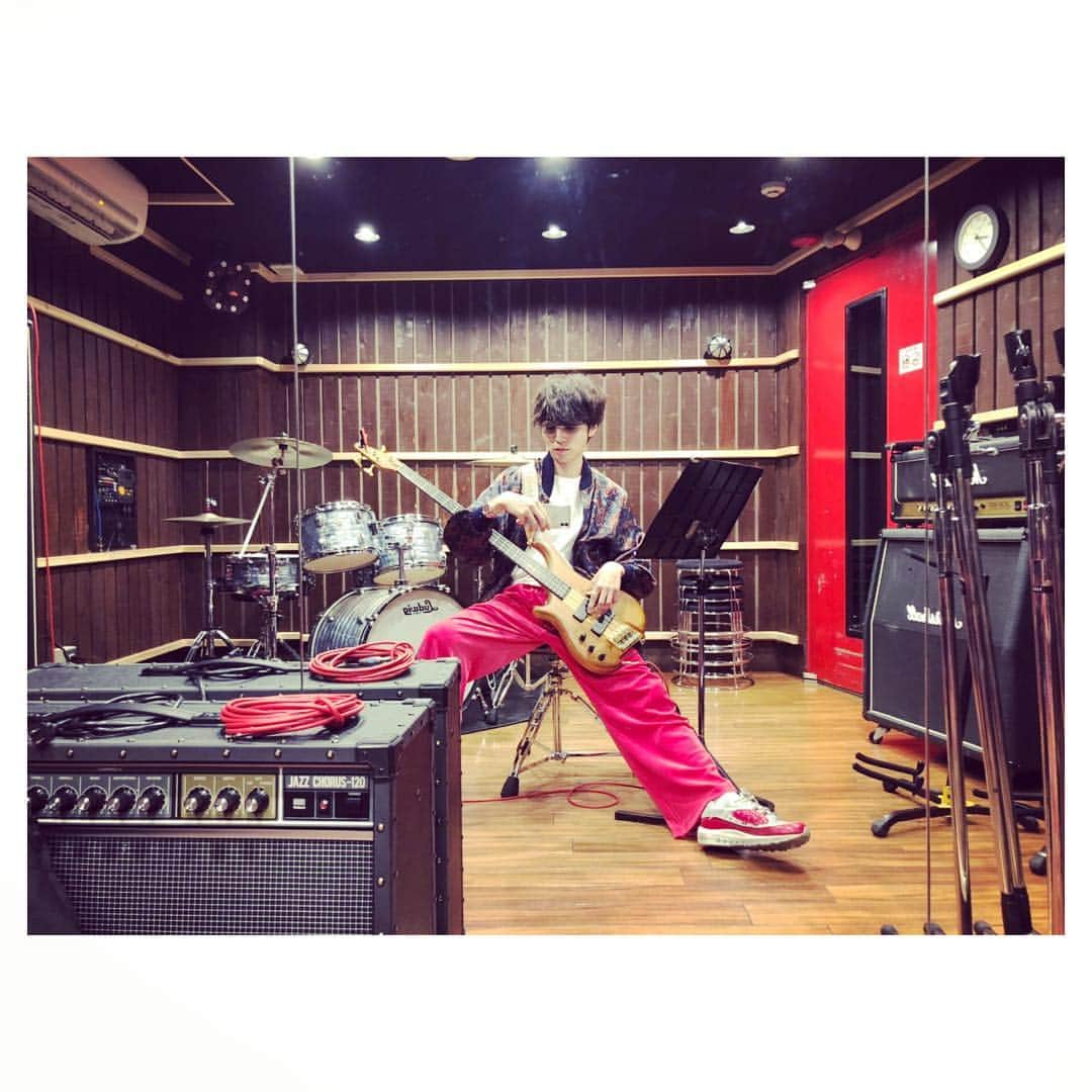 桐山漣さんのインスタグラム写真 - (桐山漣Instagram)「・ スタジオで弾くのが好きなんだな 🎸🎸🎸」4月29日 1時09分 - renn_kiriyama_official