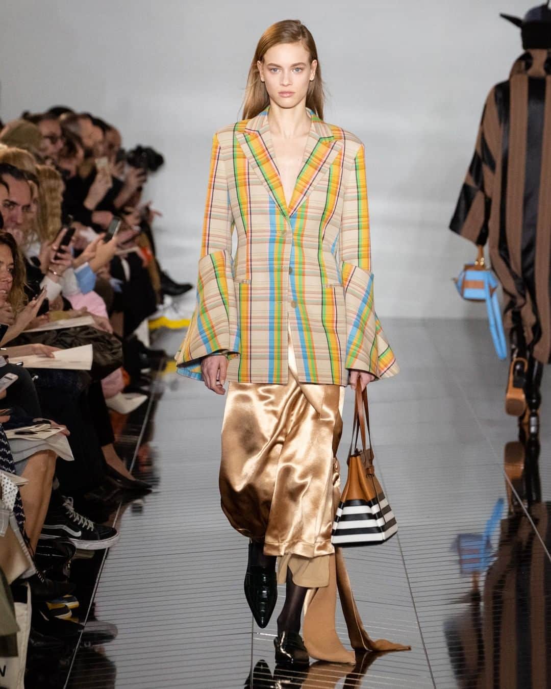 Fashion Weekのインスタグラム：「Spring check ✔On the @loewe runway during #PFW」