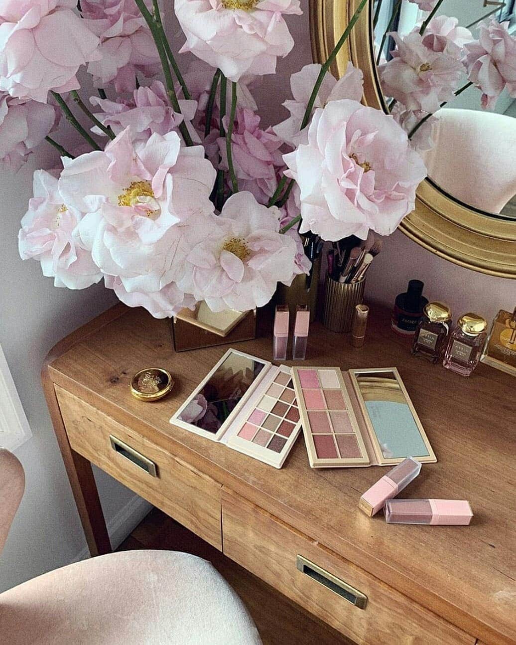 PORTER magazineさんのインスタグラム写真 - (PORTER magazineInstagram)「A French native living in New York, in-demand makeup artist and @EsteeLauder’s Global Beauty Director @Violette_fr has redefined ‘everyday’ beauty. Discover her enviable daily routine through the link in bio. 💋 📸: Steven Pan + repost via @violette_fr」4月29日 1時10分 - portermagazine