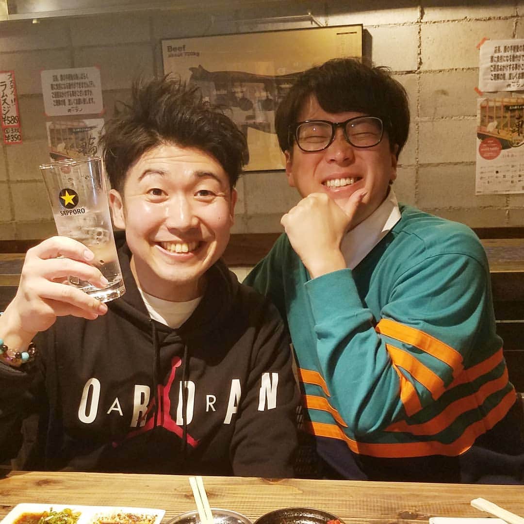 レイチェルのインスタグラム：「今宵は、  眼鏡バージョンの、はじり君と、  ギャグ無しでの飲み会。  また二人のコラボギャグを、  どうぞ楽しみにしてて下さいね！  とぉ～か言っちゃってぇーーー😁😁😁😁💨💨💨💨💨🎶🎶🎶🎶🎶✨✨✨✨✨」