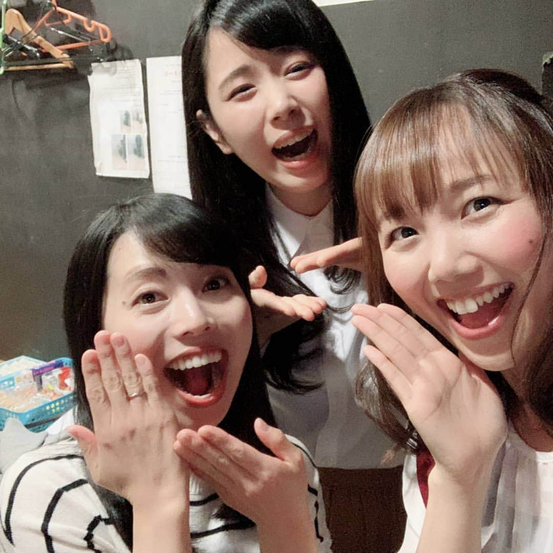 和泉杏さんのインスタグラム写真 - (和泉杏Instagram)「2019/4/28（日） ライブ二本 『白熱女子』 『ハルカラララ♪ラフトーク』 . 誕生日と結婚という事で、すごいお祝いしてもらっちゃいました(T∀T) . ありがとうございます！！！！ . たくさん頂いたお花たち❤️ . 菊田さんがもらったお花と私がもらったお花を、並べて玄関に飾りました(*^^*) . 大きいお花を入れるものがなくて、小さいお花だけ☆ . 想像をはるかにこえる反響で、お祝いコメントに全て返信することが出来なそうなんですが…全て読ませて頂いてます！ . ありがとうございます❤️ . . . #お笑いライブ #みんな来てほしい #生のネタってすごくいいよ #待ってます #結婚 #お祝い #ありがとうございました #お花 #可愛い #指輪見せポーズ #一生分しまくった #いや最後は芝さんがするんかーい #両サイド切れちゃってる写真ごめんね」4月29日 1時16分 - izumikyou