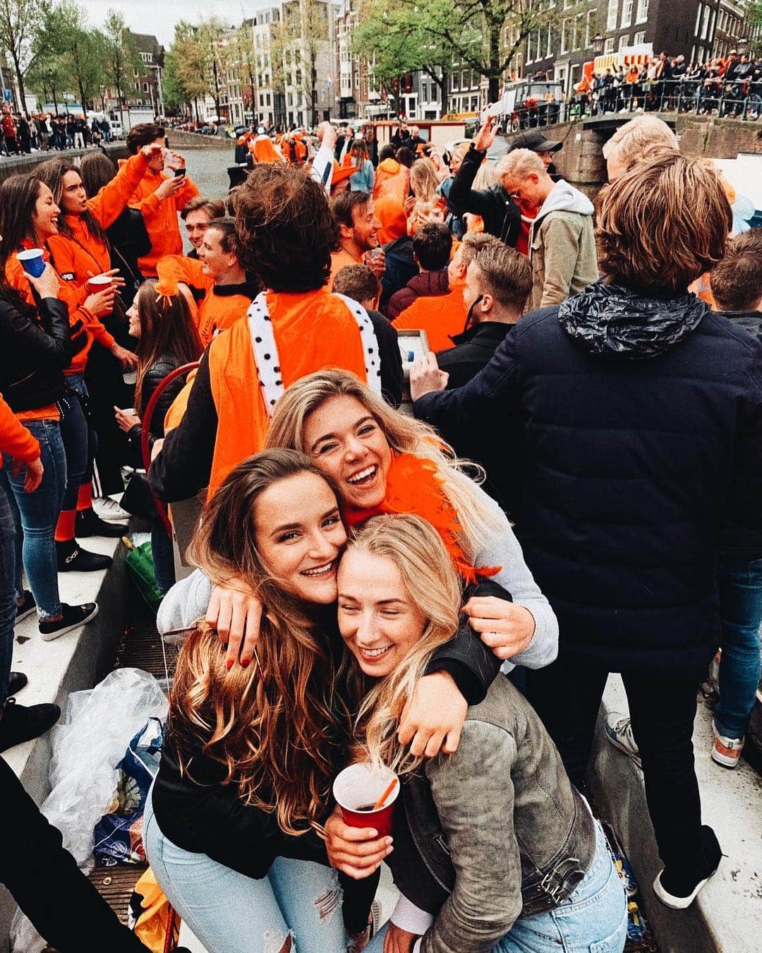 ニキ・ヴォリーズさんのインスタグラム写真 - (ニキ・ヴォリーズInstagram)「Varen op willem’s verjaardag. IAmsterdam !! ´ ´ ´ ´ #amsterdam #koningsdag #kingsday #orange #friends #girls」4月29日 1時19分 - nikiwories