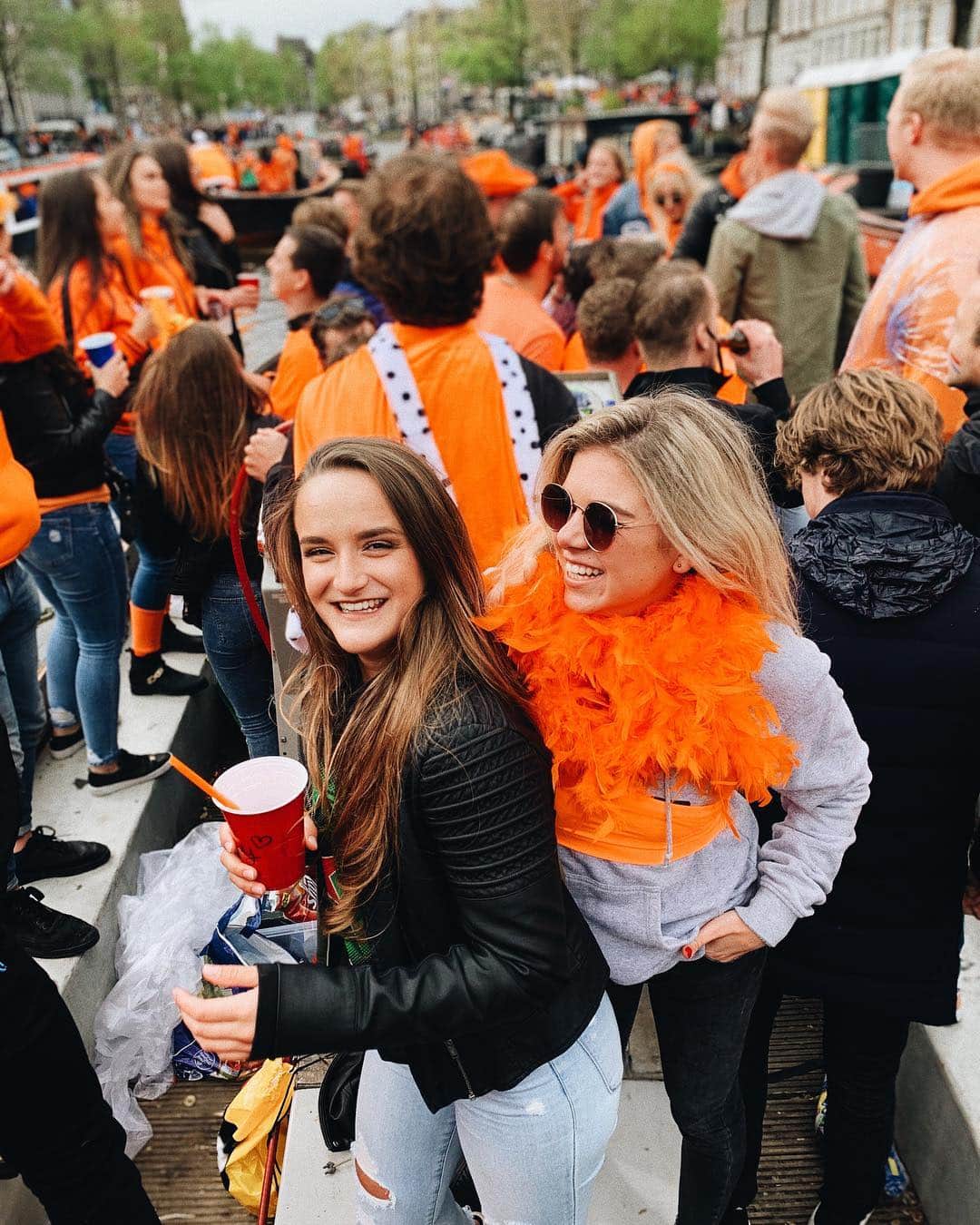 ニキ・ヴォリーズさんのインスタグラム写真 - (ニキ・ヴォリーズInstagram)「Varen op willem’s verjaardag. IAmsterdam !! ´ ´ ´ ´ #amsterdam #koningsdag #kingsday #orange #friends #girls」4月29日 1時19分 - nikiwories