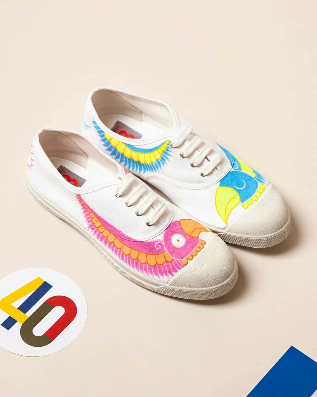 ベンシモンのインスタグラム：「- LOROCOLORADO - Bensimon by @norajuncker Chaque tennis est une interprétation graphique d'un oiseau. Ils déploient leurs ailes pour s'envoler vers une nouvelle aventure et pour explorer l'avenir. 🇬🇧 Each tennis is a graphic interpretation of a bird. They spread their wings to fly to a new adventure and explore the future. #bensimon40 #bensimonanniversary」