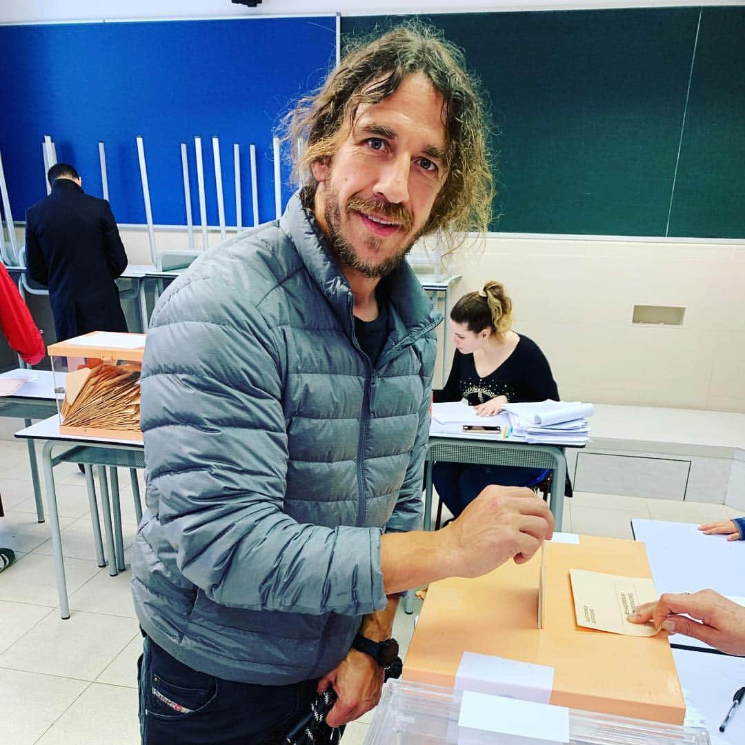 カルレス・プジョルのインスタグラム：「Todos a votar!!! ¿Ya lo habéis hecho? Tots a votar! Avui és un dia important. #democracia」