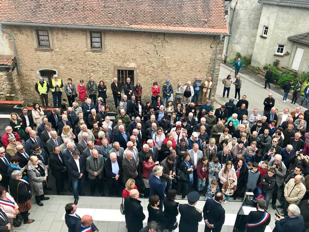 フランソワ・オランドさんのインスタグラム写真 - (フランソワ・オランドInstagram)「Inauguration jeudi dernier de la nouvelle mairie de Woelfling-lès-Sarreguemines, une commune rurale de 750 habitants. Vous êtes nombreux à être venus pour exprimer votre attachement à cette maison commune où vous pourrez trouver des services publics de qualité et des élus à votre écoute.」4月29日 1時48分 - fhollande