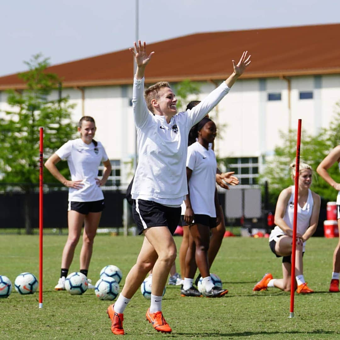 ソフィー・シュミットさんのインスタグラム写真 - (ソフィー・シュミットInstagram)「Who's happy it's game day?!? ME! Houston Dash vs NC Courage 5pm at BBVA Compass Stadium Or At catch it on Yahoo sports.」4月29日 1時59分 - sophieschmidt13