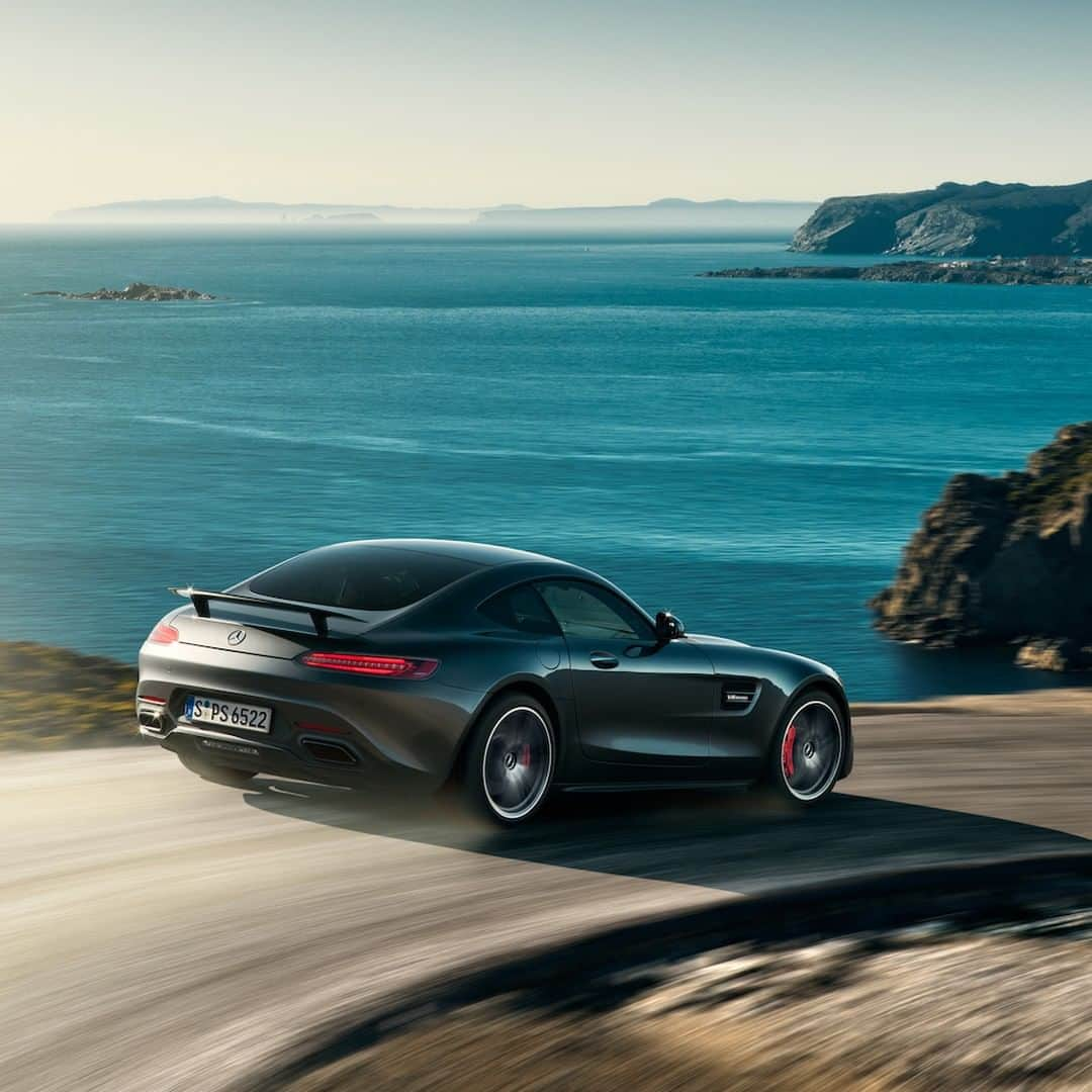 メルセデス・ベンツさんのインスタグラム写真 - (メルセデス・ベンツInstagram)「A view that passes way too fast. 🌊 📸: @thomasvanrooij for #MBsocialcar ______________________________ [Mercedes-AMG GT S | Kraftstoffverbrauch kombiniert: 11,5 l/100 km | CO2-Emissionen kombiniert: 262 g/km | mb4.me/RechtlicherHinweis] . #MercedesAMG #AMG #GTS #cars247 #car #cars #awesomecars #carsofinstagram #amazingcars #DrivingPerformance #seaside」4月29日 2時00分 - mercedesbenz