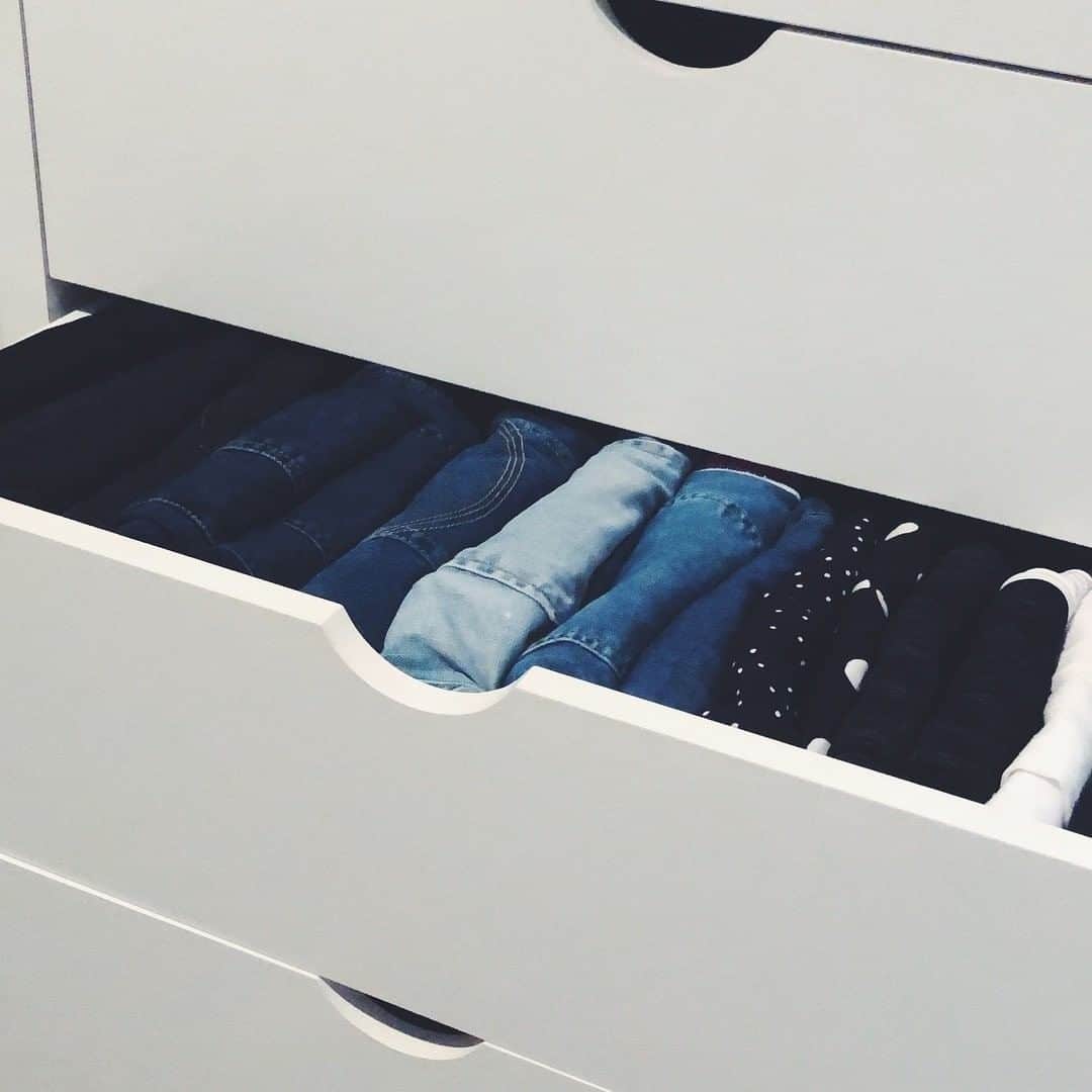 近藤麻理恵さんのインスタグラム写真 - (近藤麻理恵Instagram)「Pack cloth items in a drawer with the image of them holding hands. #mykonmari moment by @myidillife_.」4月29日 2時10分 - mariekondo
