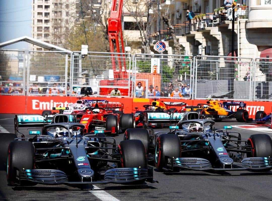 のインスタグラム：「Those opening few corners though... Wheel to wheel! 🤭 • #MercedesAMGF1 #Mercedes #AMG #F1 #PETRONASmotorsports #VB77 #LH44 #AzerbaijanGP #Baku @valtteribottas @lewishamilton」