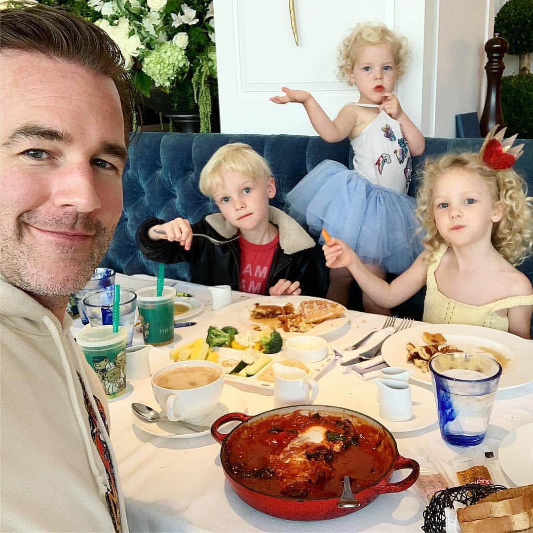 ジェームズ・ヴァン・ダー・ビークさんのインスタグラム写真 - (ジェームズ・ヴァン・ダー・ビークInstagram)「When your #brunch squad still requires a group trip to the potty every time one of them has to go... pick a fancy spot with a super fancy restroom. 👍#parentingstrategies #protip」4月29日 2時06分 - vanderjames