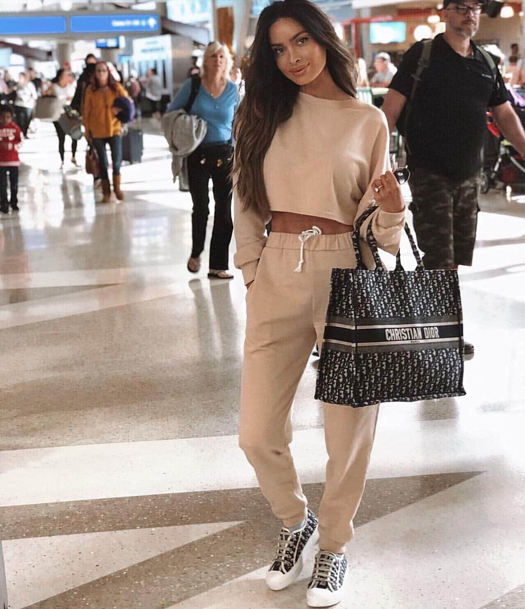 サラ・ステージさんのインスタグラム写真 - (サラ・ステージInstagram)「24 hour girls trip ✈️👰🏼💅🏼 sometimes it’s nice to take a break from the kids and do adult things 😉 sweats @prettylittlething」4月29日 2時11分 - sarahstage