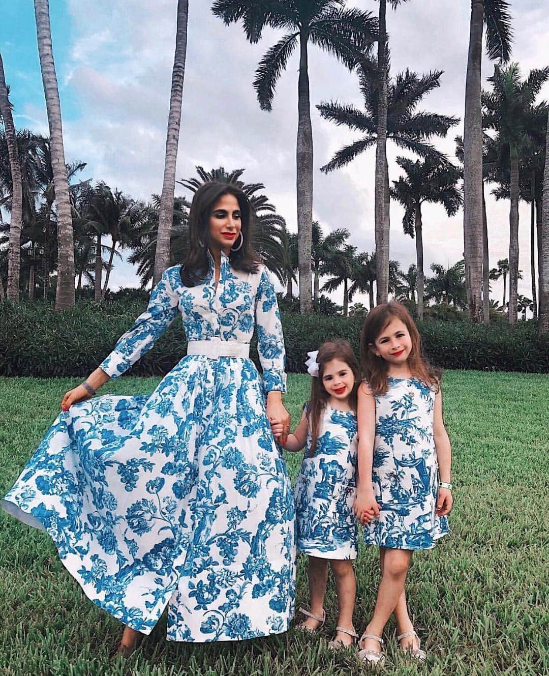 オスカーデラレンタさんのインスタグラム写真 - (オスカーデラレンタInstagram)「Chic takes on mom and mini style. @ExcessoriesExpert and her girls are breathtaking in #odlrresort2019.」4月29日 2時12分 - oscardelarenta