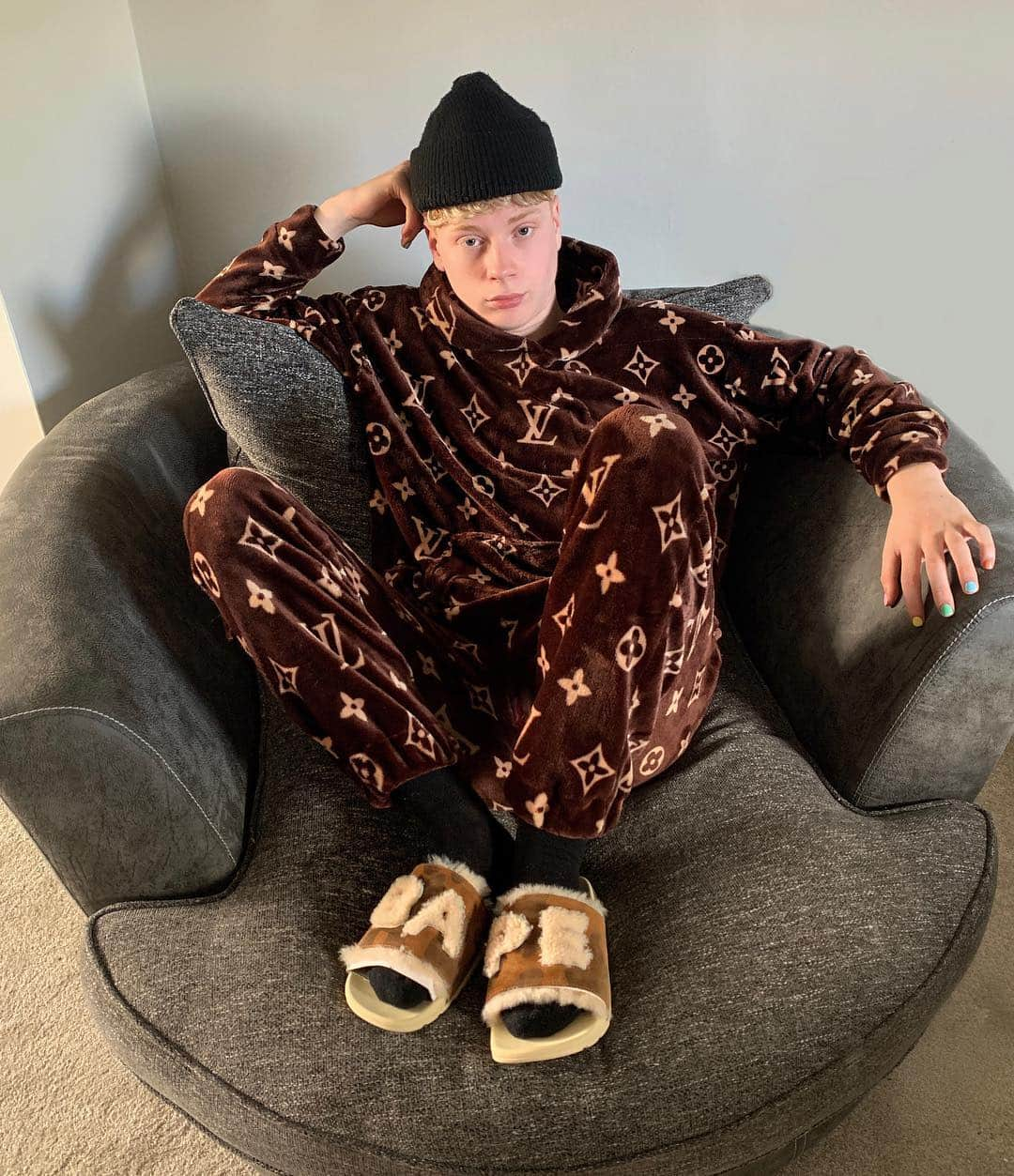 レオ・マンデラさんのインスタグラム写真 - (レオ・マンデラInstagram)「#ad they say comfort over style, but bitch i do both, thanks to @uggineurope #uggxbape」4月29日 2時14分 - gullyguyleo