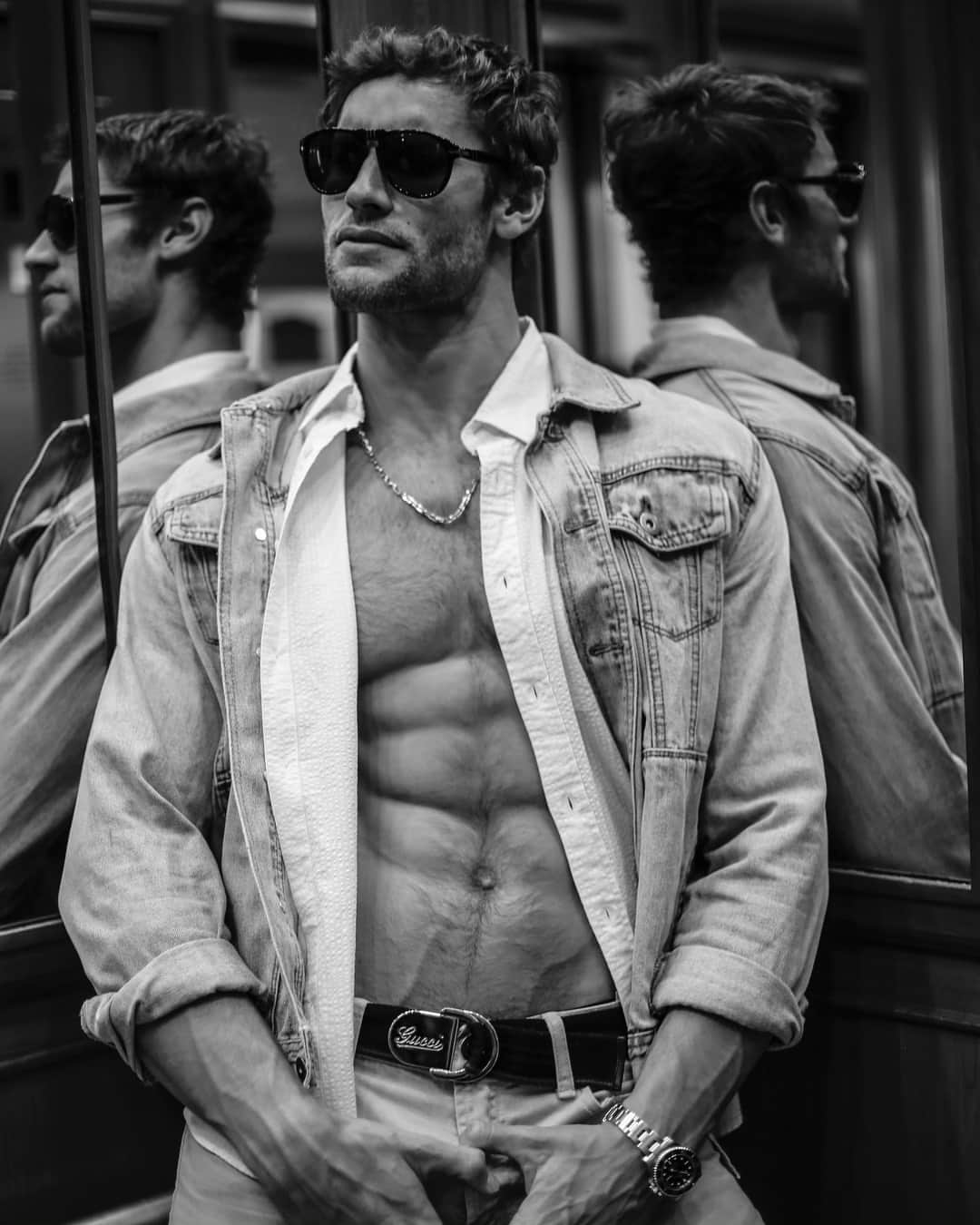 フランコ・ノリエガさんのインスタグラム写真 - (フランコ・ノリエガInstagram)「What floor? . . . #casual #giveaway #amazongiftcard #sunday #model #chef #abs #biceps #elevator」4月29日 2時28分 - franconorhal