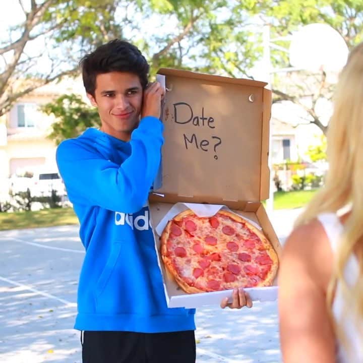 Brent Riveraのインスタグラム：「What a girl REALLY wants..😍🍕 @lexihensler @_calebburton @benazelart TAG A FRIEND😂」