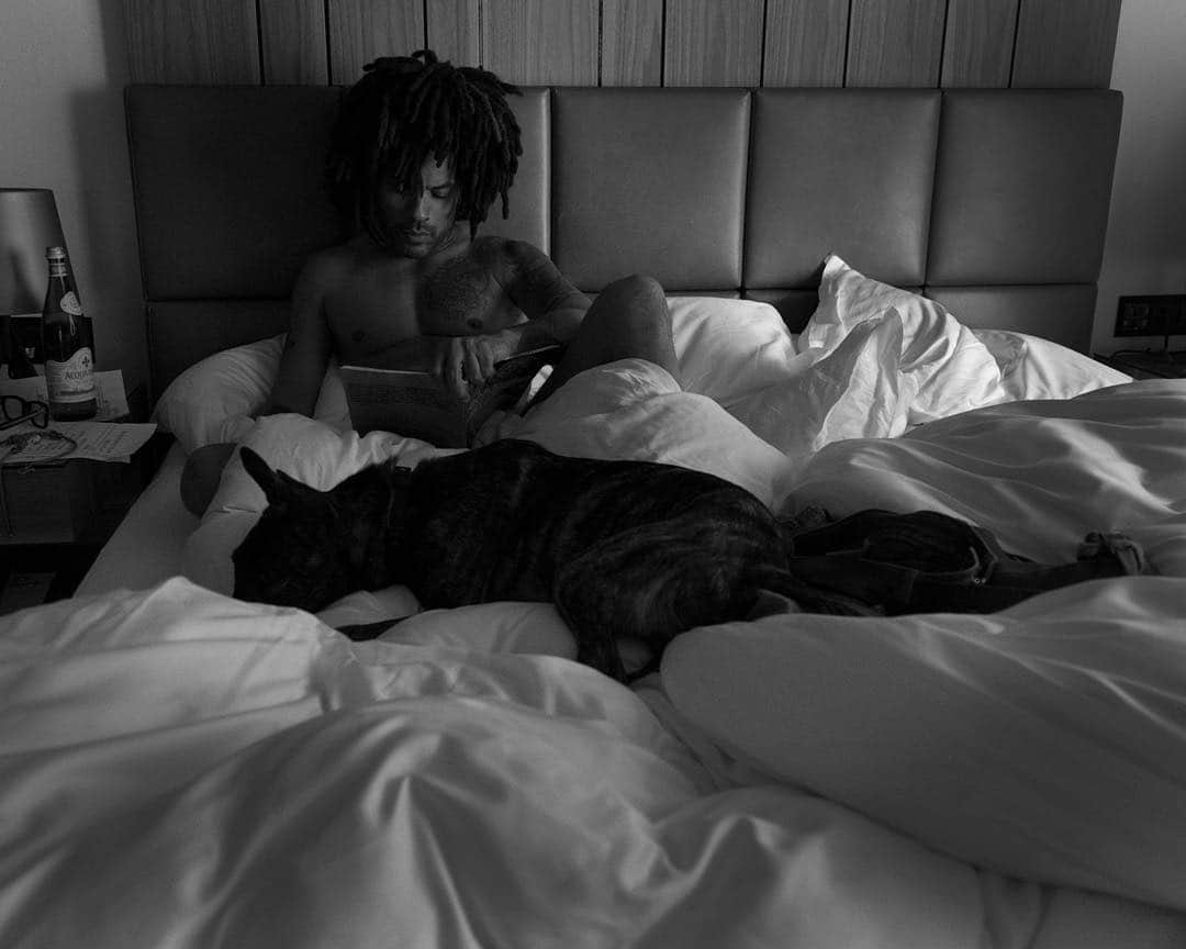 レニー・クラヴィッツさんのインスタグラム写真 - (レニー・クラヴィッツInstagram)「I ain’t leaving this bed today」4月29日 2時42分 - lennykravitz