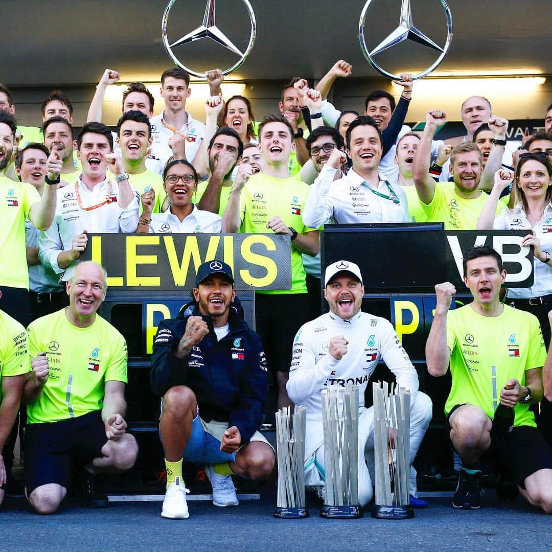 のインスタグラム：「T E A M 👊 #DrivenByEachOther • #MercedesAMGF1 #Mercedes #AMG #F1 #PETRONASmotorsports #VB77 #LH44 #AzerbaijanGP #Baku」
