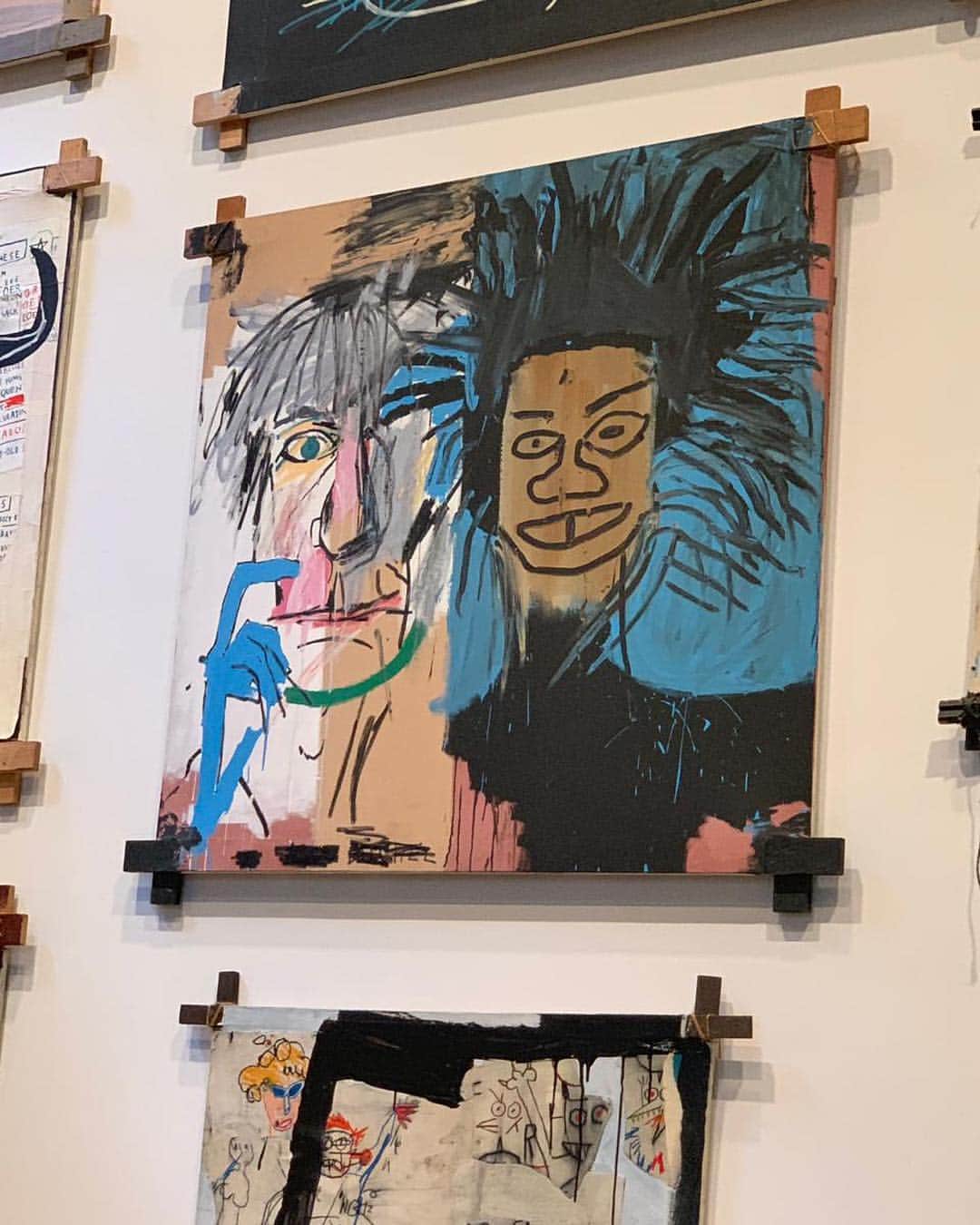 カエターノ・ヴェローゾさんのインスタグラム写真 - (カエターノ・ヴェローゾInstagram)「Em família ❤️👈🏾 Ontem fomos à exposição do genial @basquiatart, no Art Study Center, em NY. 🎨 @tomlveloso @paulalavigne @lunecos @carolcarreteiro . Acompanhe a agenda de shows #Ofertório👇🏾 . 🗓10, 11 e 12/05 - São Paulo 🗓25 e 26/05 - Rio de Janeiro 🗓23/06 - Viena 🗓25/06 - Berlim 🗓27/06 - Zurique 🗓29/06 - Munique 🗓01/07 - Porto 🗓03/07 - Figueira da Foz 🗓05/07 - Lisboa 🗓07 e 08/07 - Ponta Delgada 🗓10/07 - Faro (esgotados) . 🎧 O álbum do meu projeto com meus filhos está disponível em todas as plataformas digitais • Link na bio 🎶 . #CaetanoVeloso #CaetanoMorenoZecaTomVeloso #UnsProduções」4月29日 2時52分 - caetanoveloso