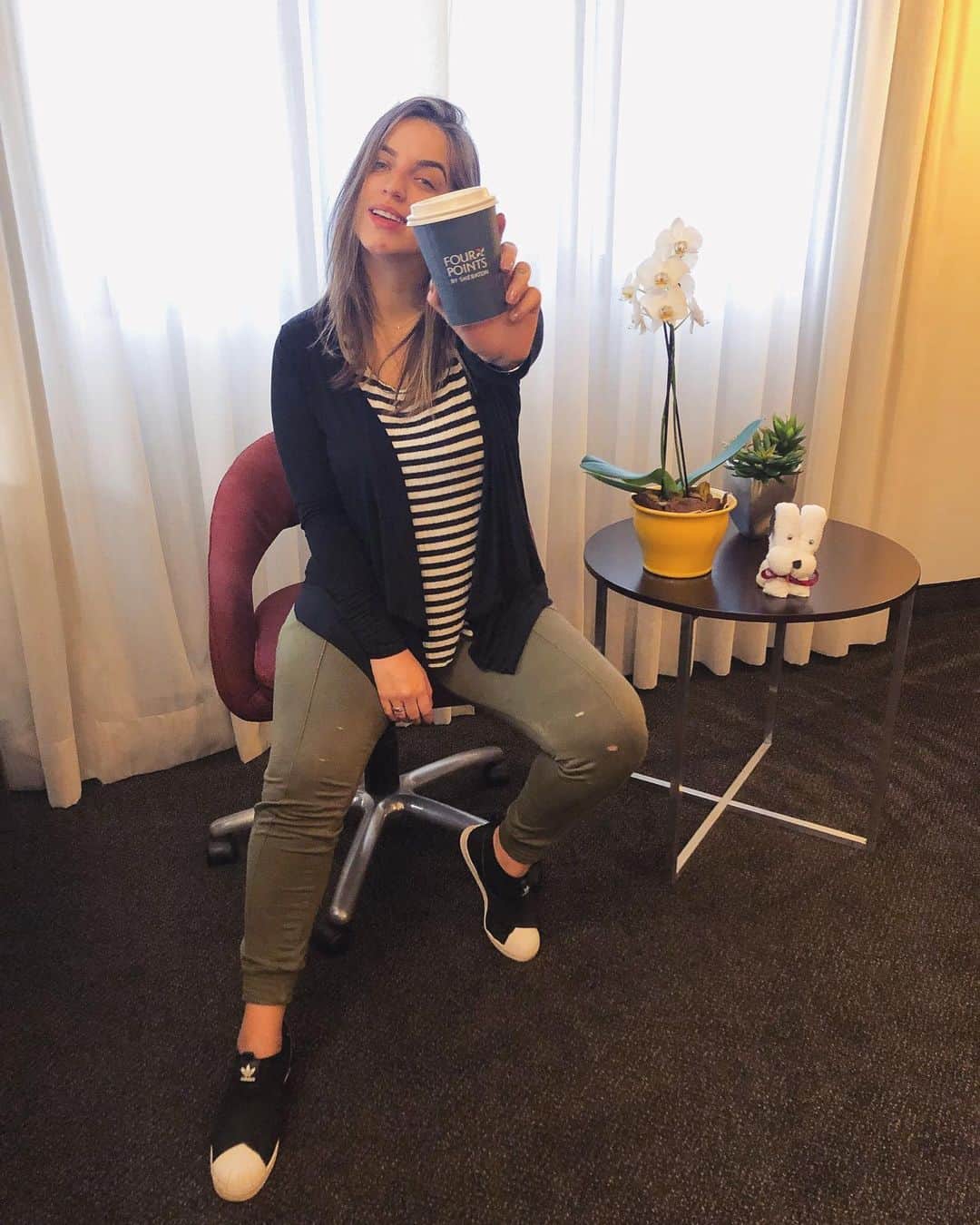 Bruna Unzuetaのインスタグラム：「Ei @fourpointsbysheratoncwb topam ser minha casa aqui em CWB? 😍 Vcs acreditam que até o Fonsinho ganhou presente deles? 🐾🐶」