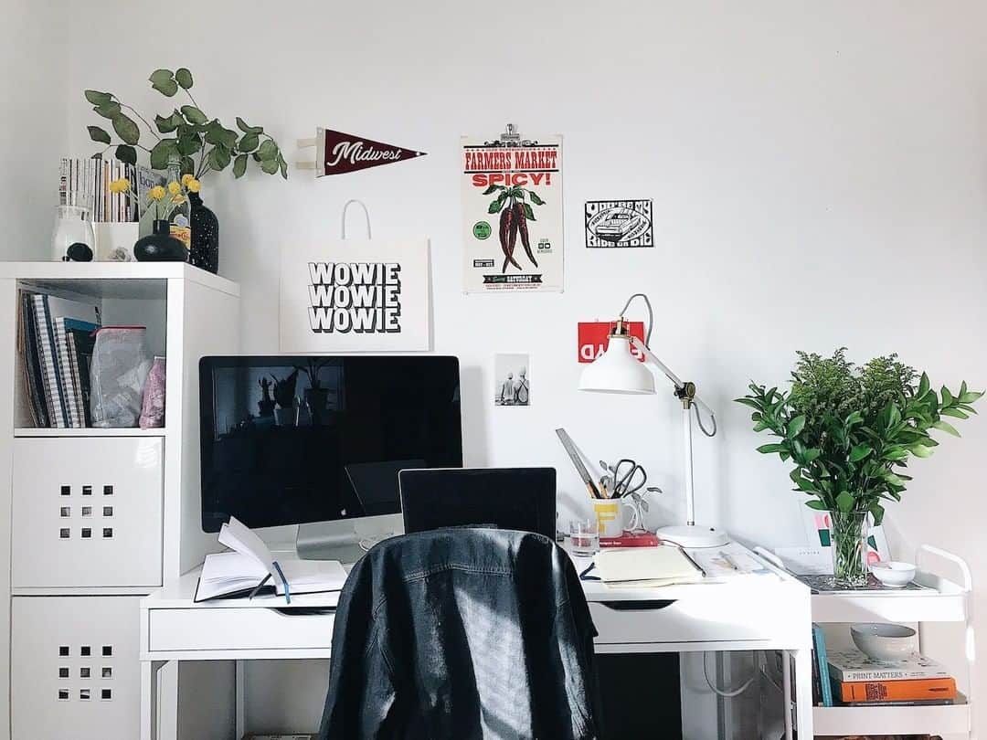 Dribbbleさんのインスタグラム写真 - (DribbbleInstagram)「"Everything in the area is mainly white—I find that having less bright colors and clutter around allow me to focus on my work." - Graphic Designer @francineathomp on her home office aesthetic. Full story on the blog—Link in Bio! ⠀ ⠀ #dribbble #GraphicDesigner #workspace #courtsideinterview #graphicdesign」4月29日 3時02分 - dribbble