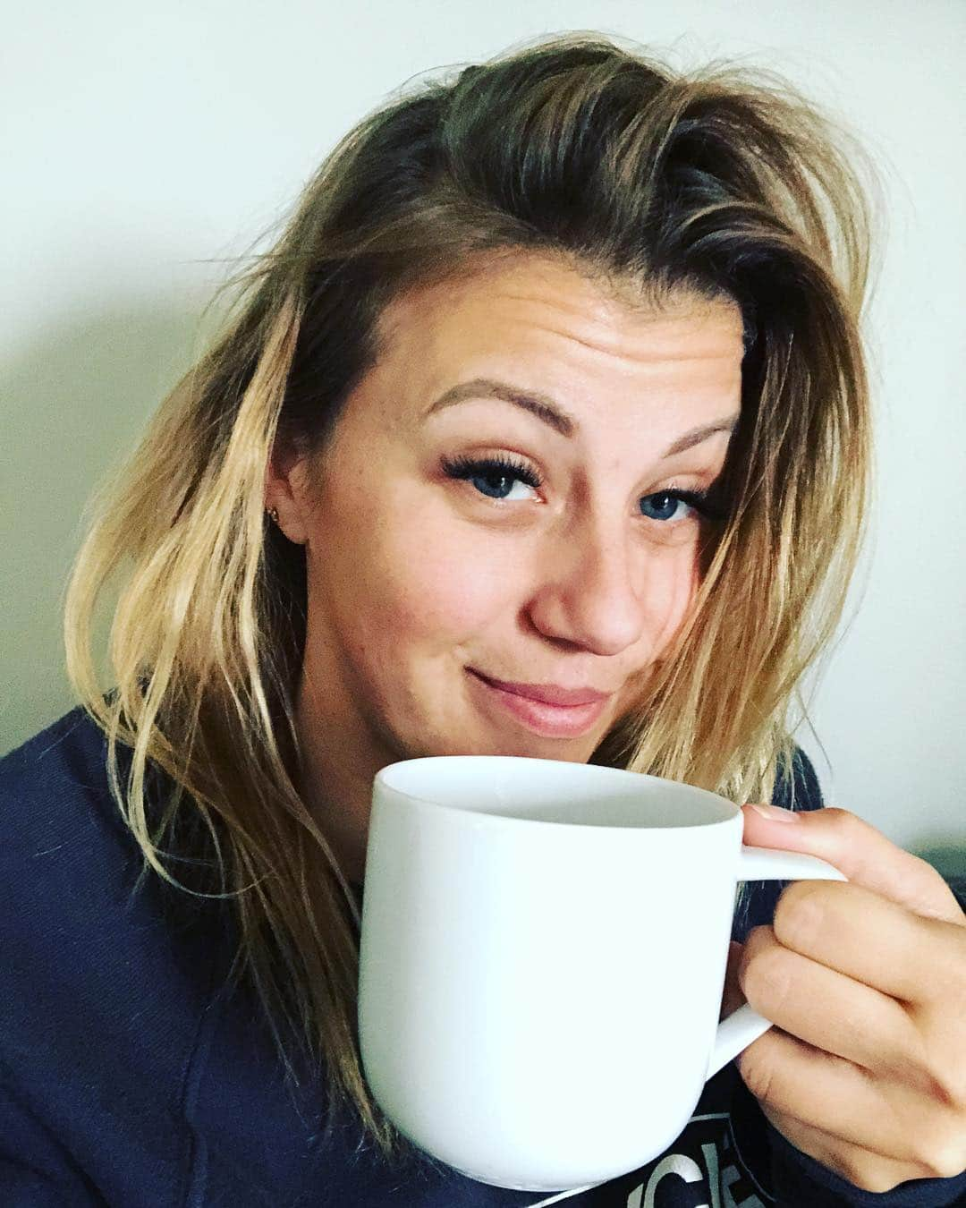 ジョディ・スウィーティンさんのインスタグラム写真 - (ジョディ・スウィーティンInstagram)「Sunday mornin’ hair, don’t care.... Also... I JUST realized that I posted a story which meant to say, “the face you make when your flight is delayed” but instead it said “the TACO you make...” 😂😂😂 Even auto-correct knows my love of Mexican food!! And the fact I didn’t even notice also shows you the level of sleep deprivation. #autocorrectfail #tacosporvida🌮」4月29日 3時18分 - jodiesweetin