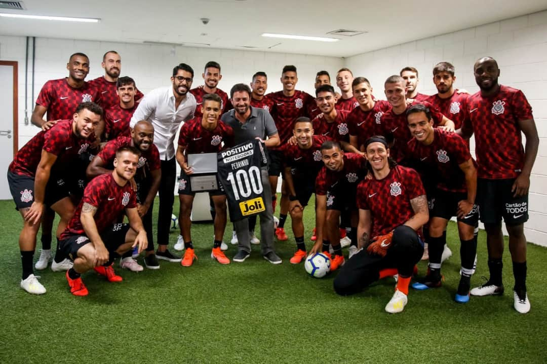 コリンチャンスさんのインスタグラム写真 - (コリンチャンスInstagram)「Escalado como titular nesta tarde,  @pedrovictor38_  completará 100 jogos com a camisa do Timão! O jogador recebeu uma homenagem no vestiário da Arena Fonte Nova, antes da bola rolar. ⠀ .⠀ .⠀ Parabéns!! 👏👏⠀ .⠀ 📸 Rodrigo Gazzanel / Agência Corinthians⠀ .⠀ #VaiCorinthians #BAHxSCCP #Corinthianismo #FielAtéoFim #MeuBMG #NãoÉSóPatrocínio #TimeDoPovo #Corinthians #Timão #CorinthiansTV #FielTorcedor #AFielÉFoda #TodosPorUm #NikeFutebol #Joli #EstrellaGalicia #UniversidadeBrasilOficial #ÉPositivo #CorinthiansÉPositivo #LoucoPotyCorinthians #PostosALE #ALEnoTimão #TODOSportiCorinthians #CartãodeTODOSCorinthians #TODOSpeloTimão」4月29日 3時30分 - corinthians