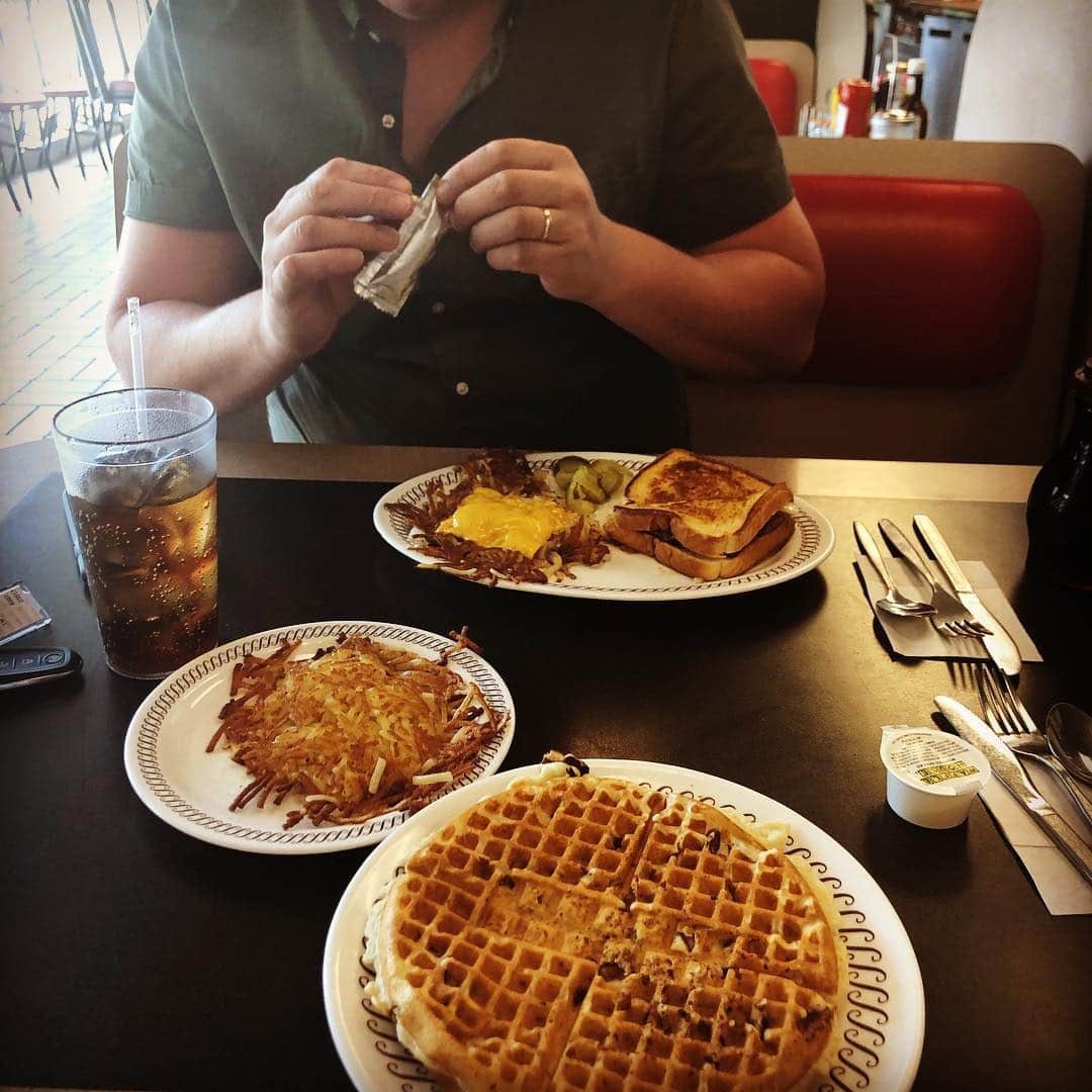 ミシェル・ブランチさんのインスタグラム写真 - (ミシェル・ブランチInstagram)「Fitting that my first ever stop at a Waffle House is on my honeymoon as Mrs. Carney. If only they had real butter...」4月29日 3時25分 - michellebranch