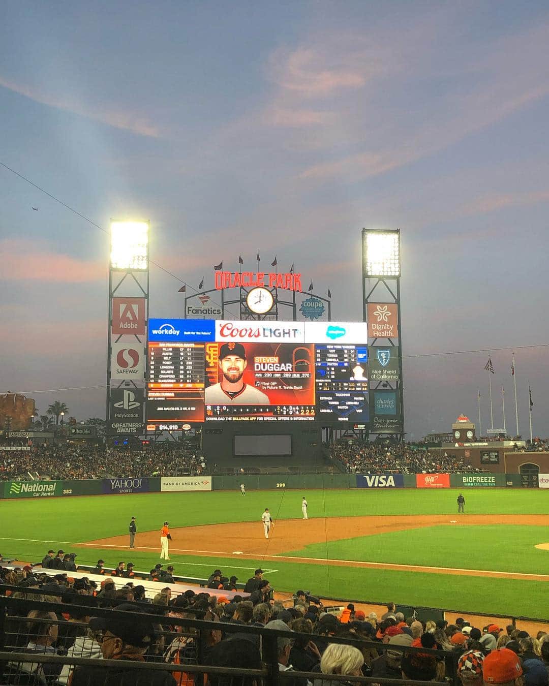 美舟さんのインスタグラム写真 - (美舟Instagram)「San Francisco GIANTS ×  New York Yankees 今回Home側を応援しました📣💕 休憩timeにファンをTVカメラで抜かれるのですが 1回だけチークタイム時の曲がかかります。 その時だけはKissをしなければなりません。 丁度その時プロポーズが行われました❤️ 凄い歓声とともにプロポーズ成功❣️ 素敵な場面を見させて頂きました🥰  #sanfranciscogiants #baseball #応援 #propose #happy  #popcorn #hotdog  @ballpark.inc  @sfgiantsfanspage」4月29日 3時31分 - mifune2014