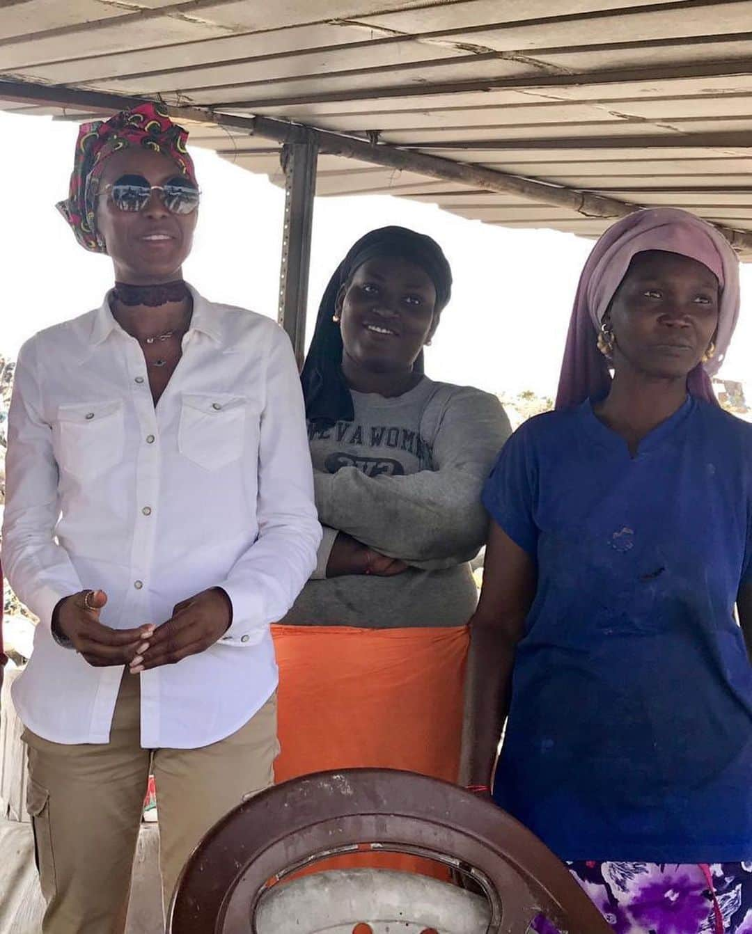 ナオミ・キャンベルさんのインスタグラム写真 - (ナオミ・キャンベルInstagram)「The women at Mbeubeuss Landfill were lovely, intelligent and hard working. These women play an important role here, washing and separating plastics to be recycled. Thank you to these ladies for welcoming me ♥️🇸🇳 #NAOMIAFRICA」5月28日 8時17分 - naomi